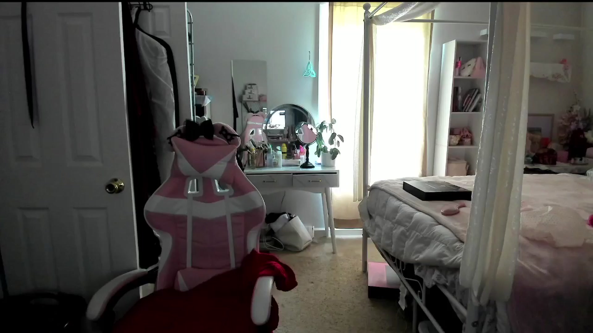 Gallery image thumbnail from lolypopbubble's myfreecams stream on, 08/07/2025, 17:32 image 9 of 20