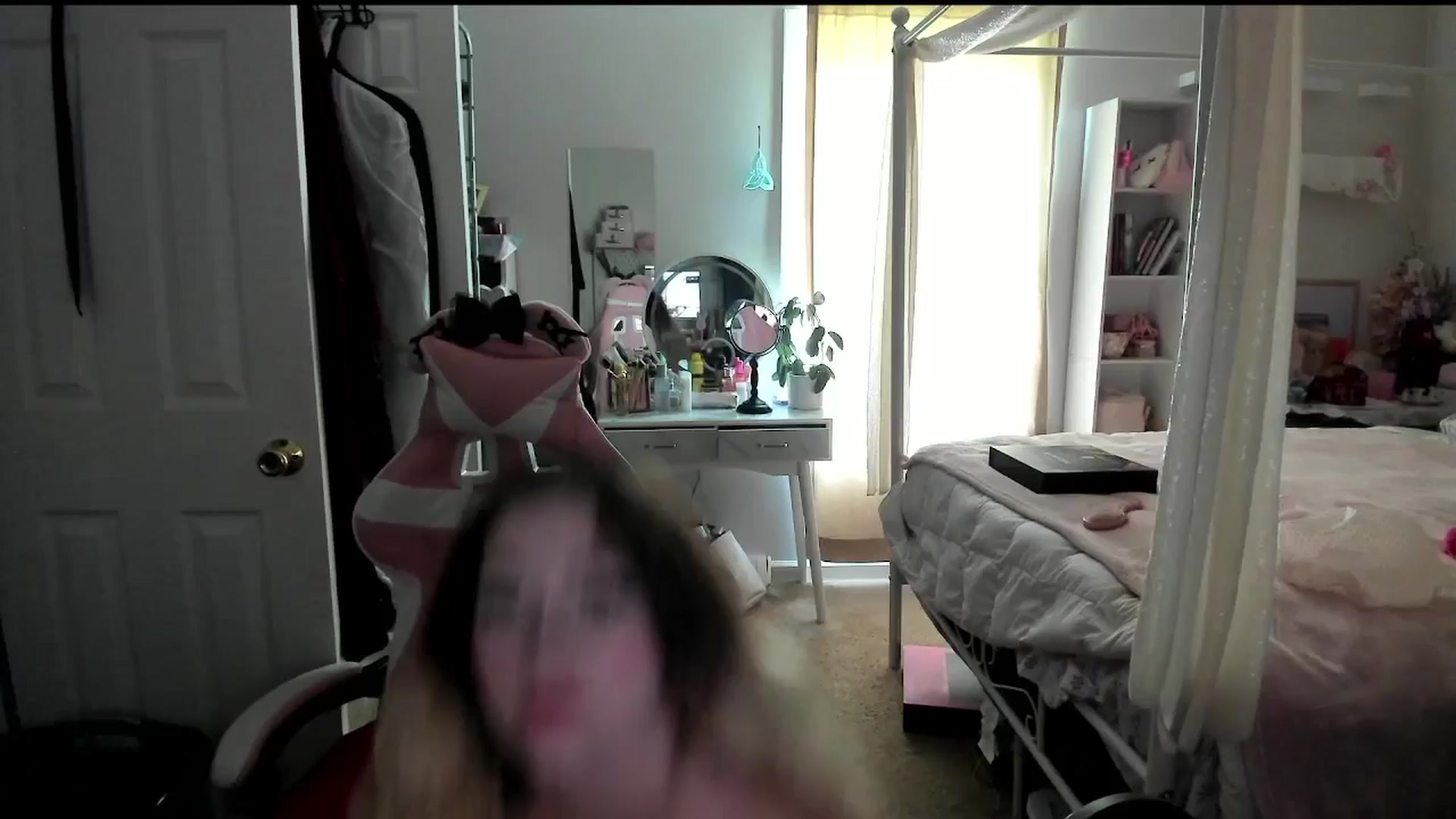 Gallery image thumbnail from lolypopbubble's myfreecams stream on, 08/07/2025, 17:32 image 10 of 20