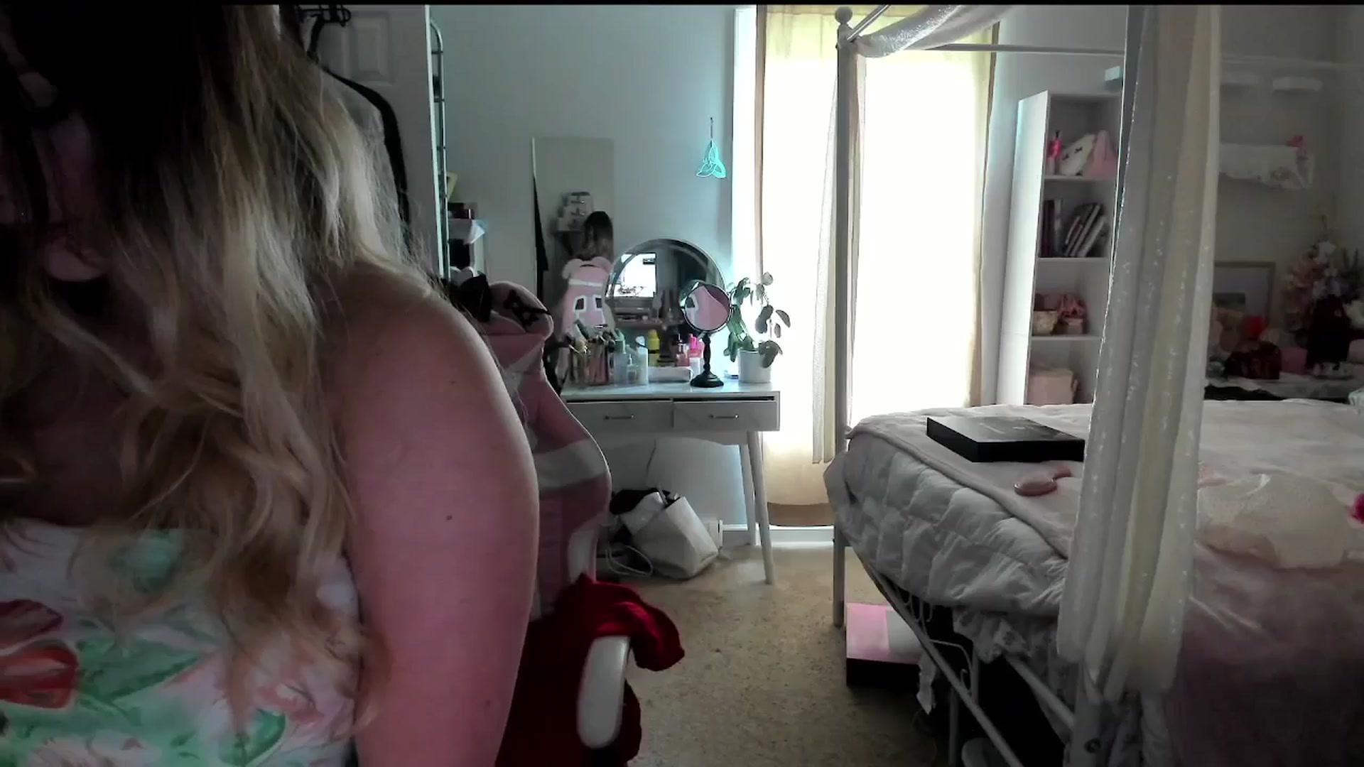 Gallery image thumbnail from lolypopbubble's myfreecams stream on, 08/07/2025, 17:32 image 7 of 20