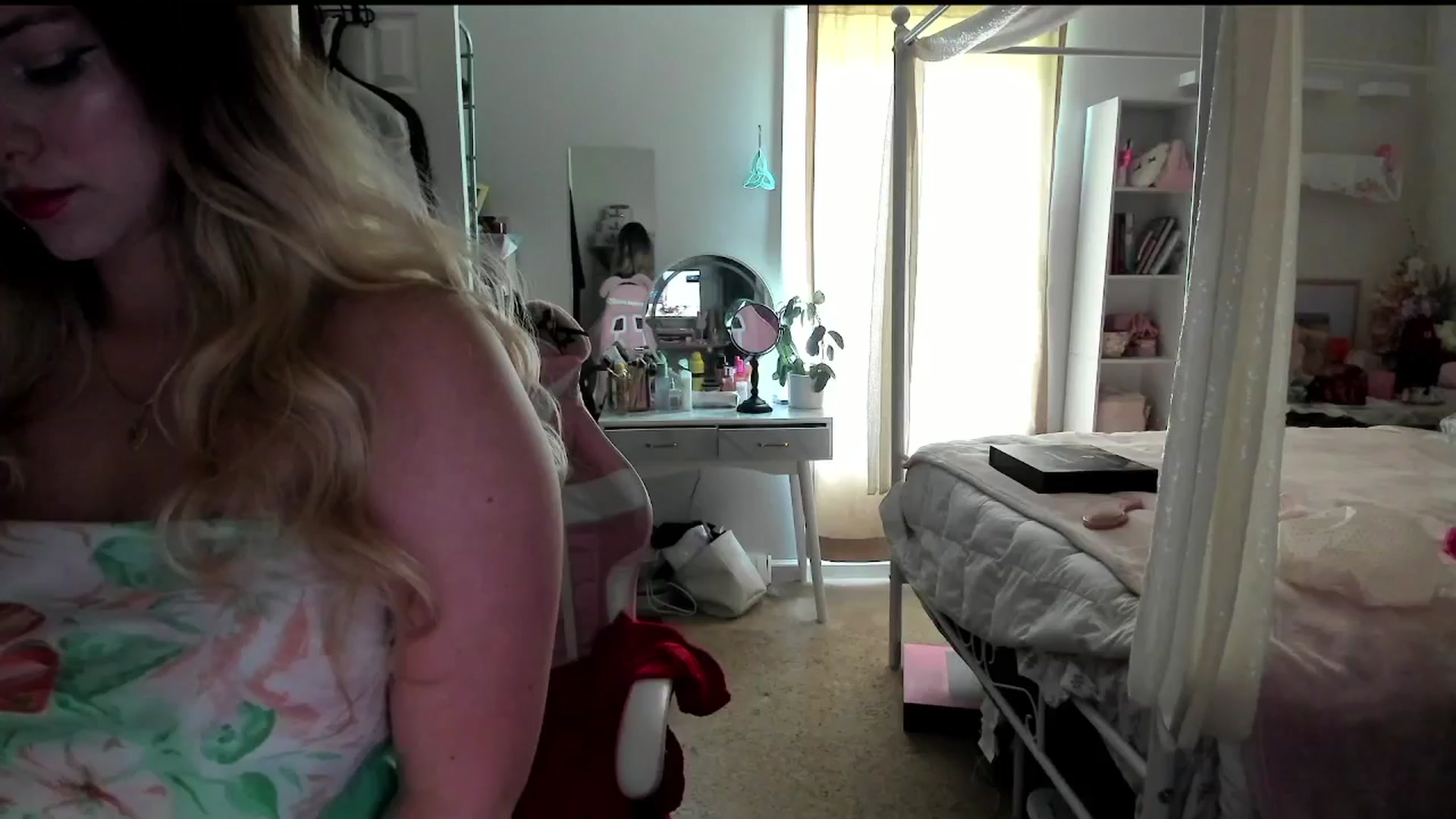 Gallery image thumbnail from lolypopbubble's myfreecams stream on, 08/07/2025, 17:32 image 6 of 20