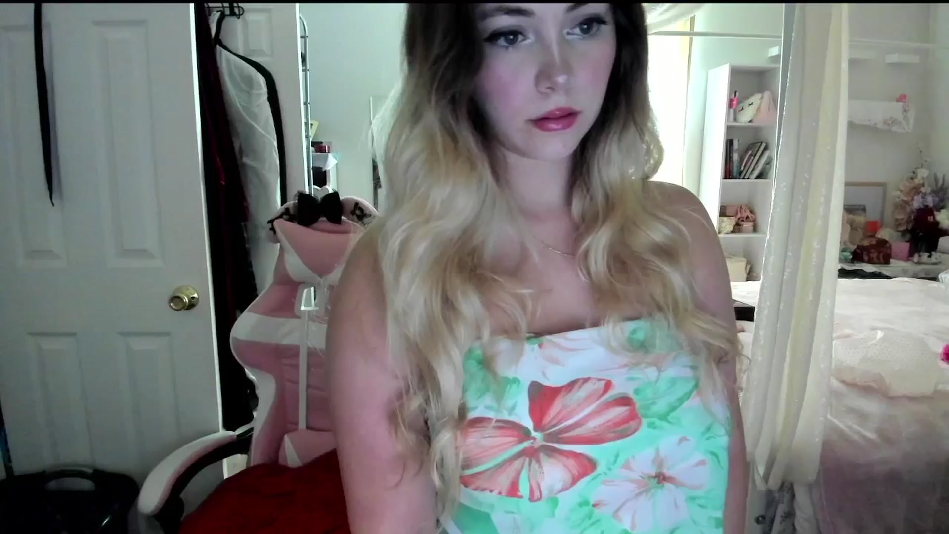 Gallery image thumbnail from lolypopbubble's myfreecams stream on, 08/07/2025, 17:32 image 8 of 20