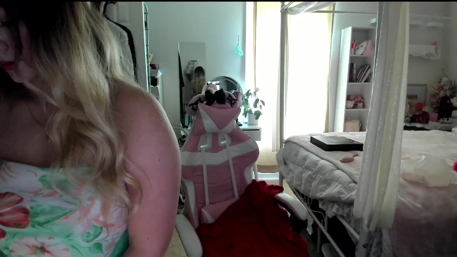 Gallery image thumbnail from lolypopbubble's myfreecams stream on, 08/07/2025, 17:32 image 2 of 20