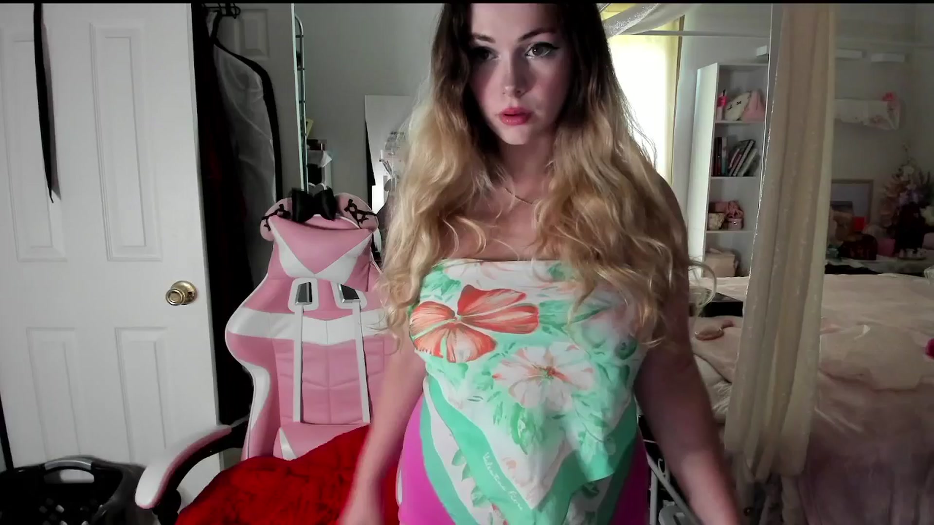 Gallery image thumbnail from lolypopbubble's myfreecams stream on, 08/07/2025, 17:32 image 16 of 20
