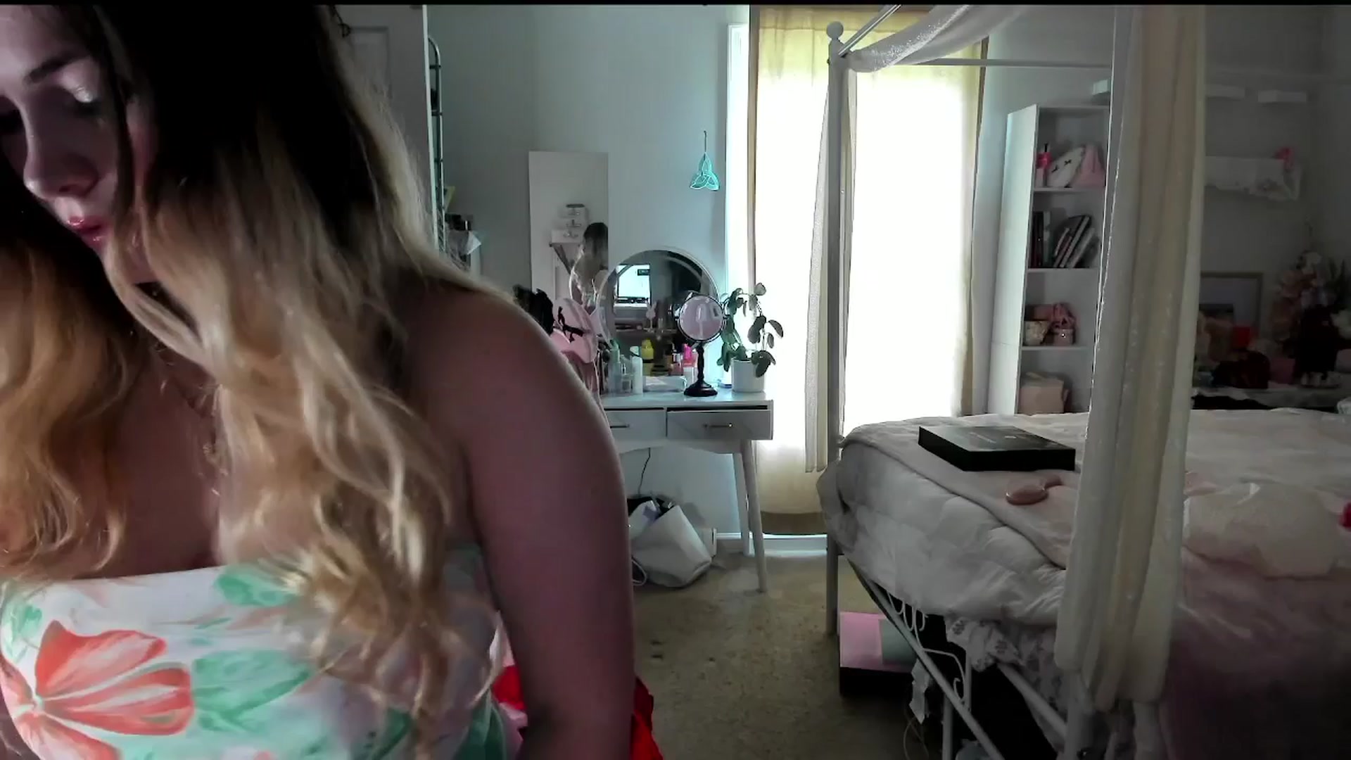 Gallery image thumbnail from lolypopbubble's myfreecams stream on, 08/07/2025, 18:41 image 7 of 20