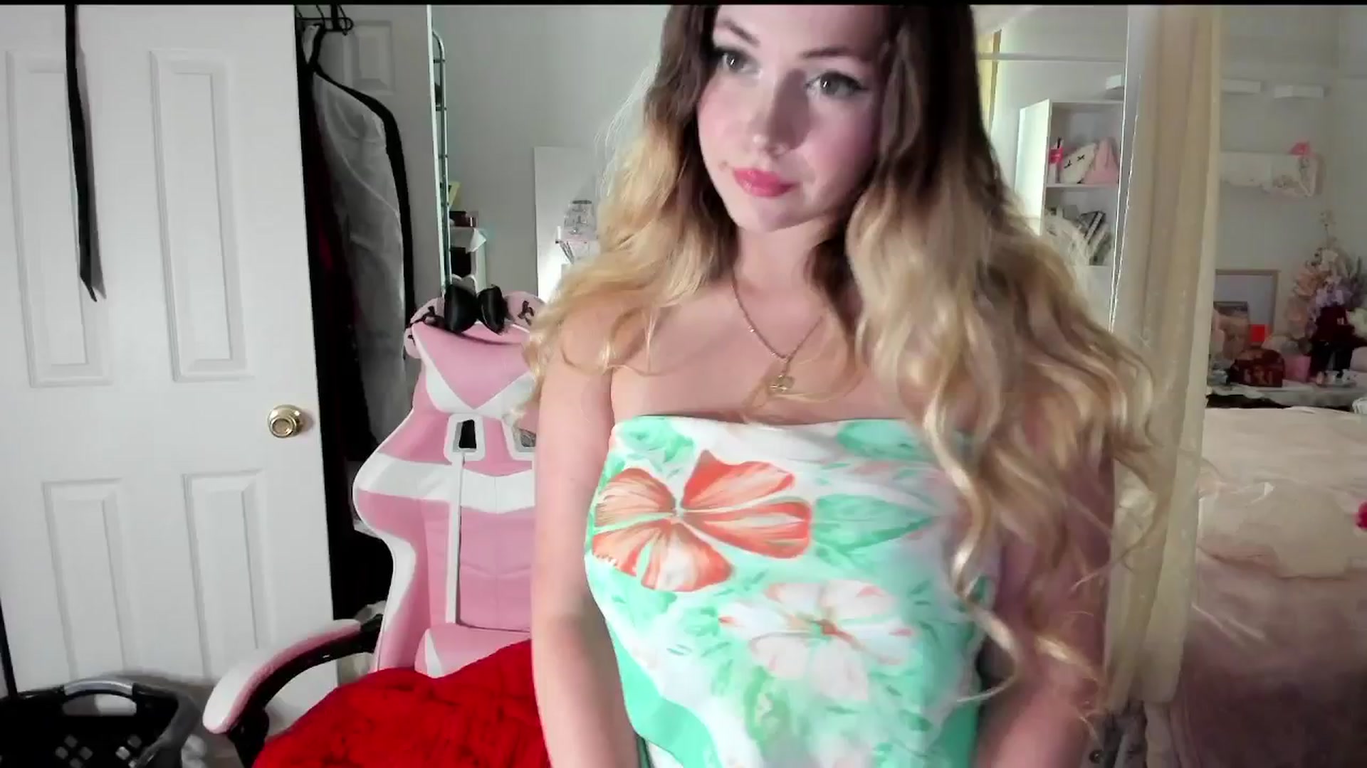 Gallery image thumbnail from lolypopbubble's myfreecams stream on, 08/07/2025, 18:41 image 3 of 20