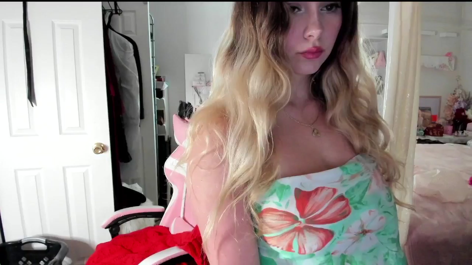 Gallery image thumbnail from lolypopbubble's myfreecams stream on, 08/07/2025, 18:41 image 8 of 20