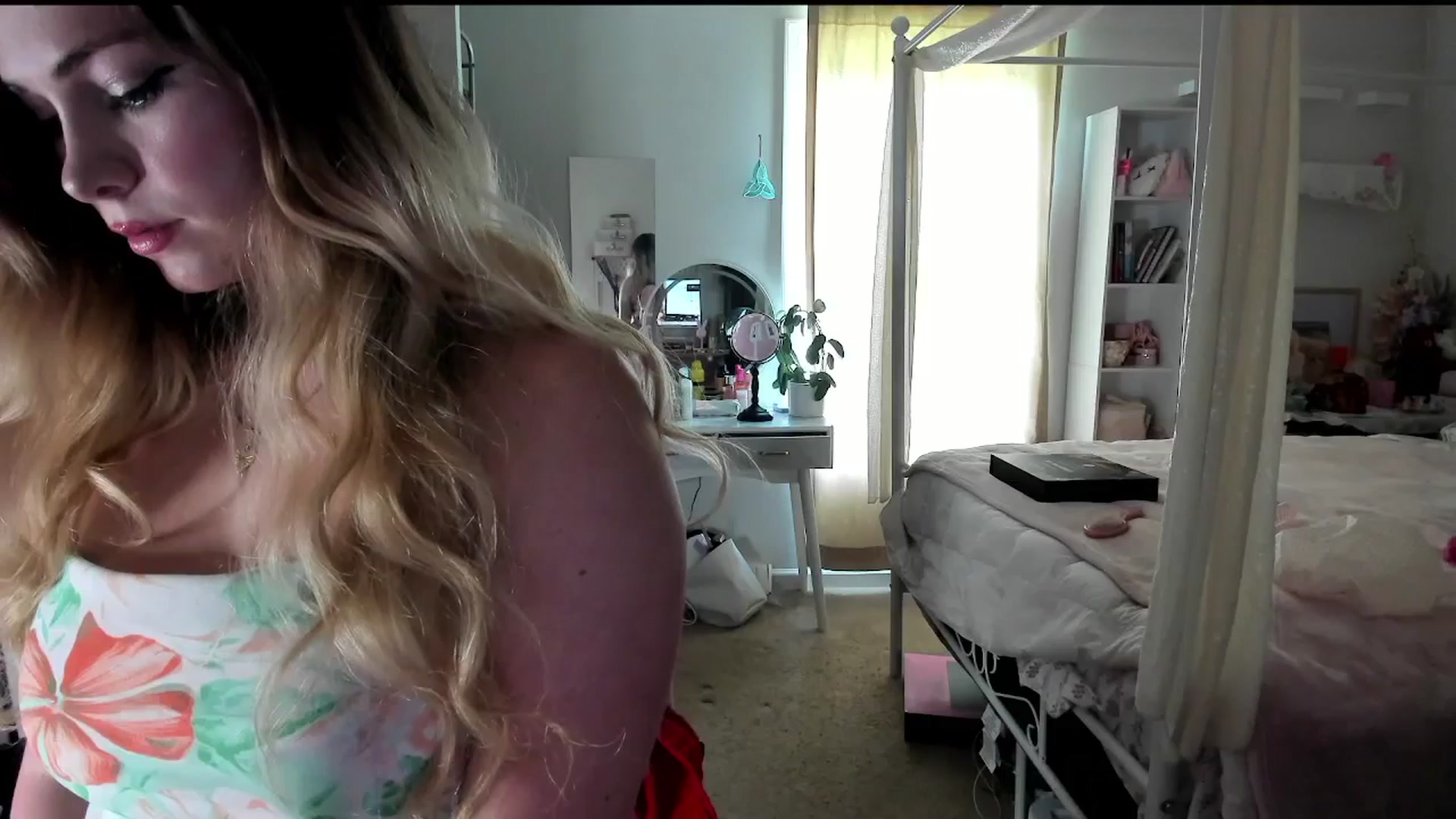 Gallery image thumbnail from lolypopbubble's myfreecams stream on, 08/07/2025, 18:41 image 6 of 20