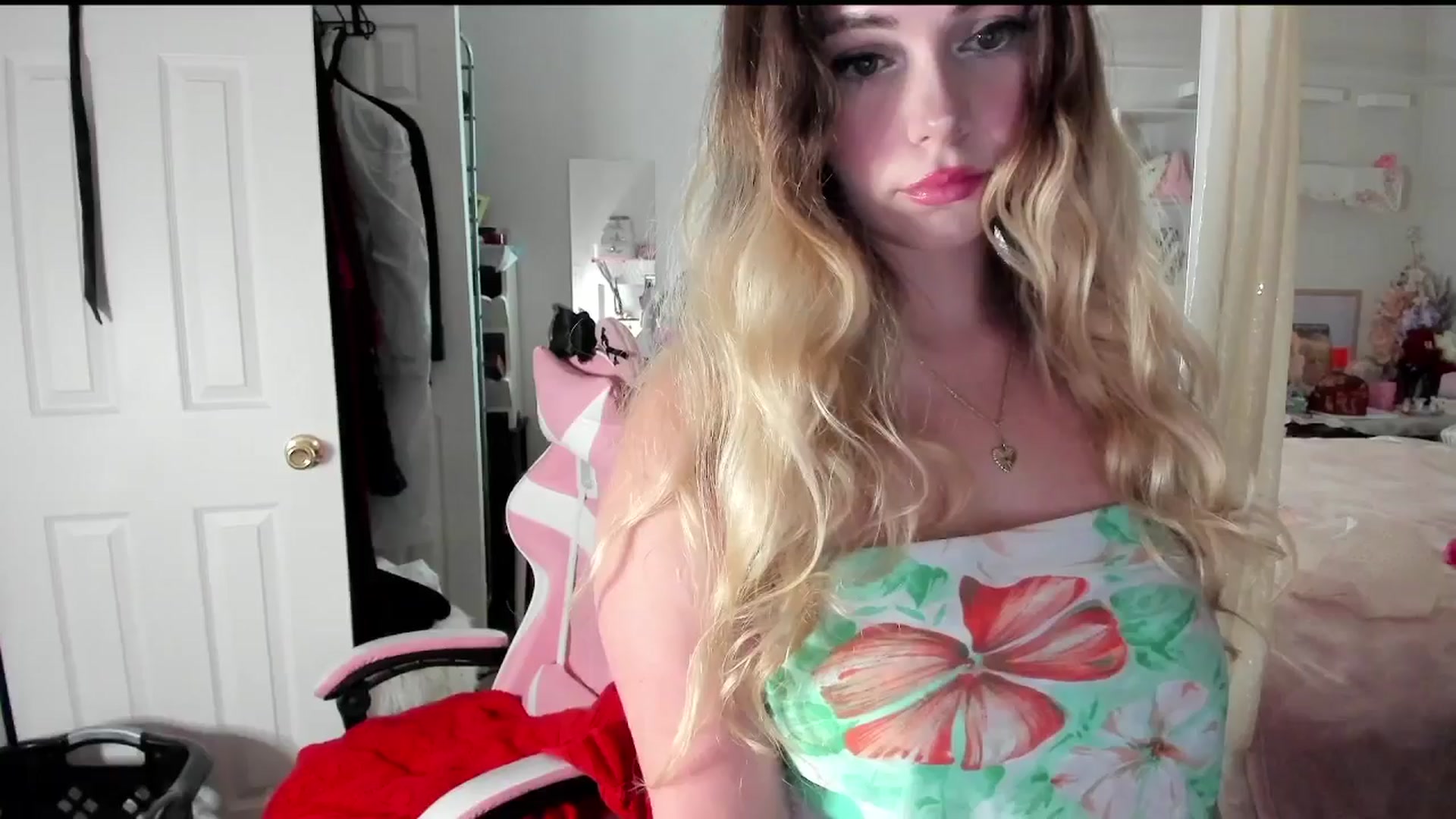 Gallery image thumbnail from lolypopbubble's myfreecams stream on, 08/07/2025, 18:41 image 4 of 20
