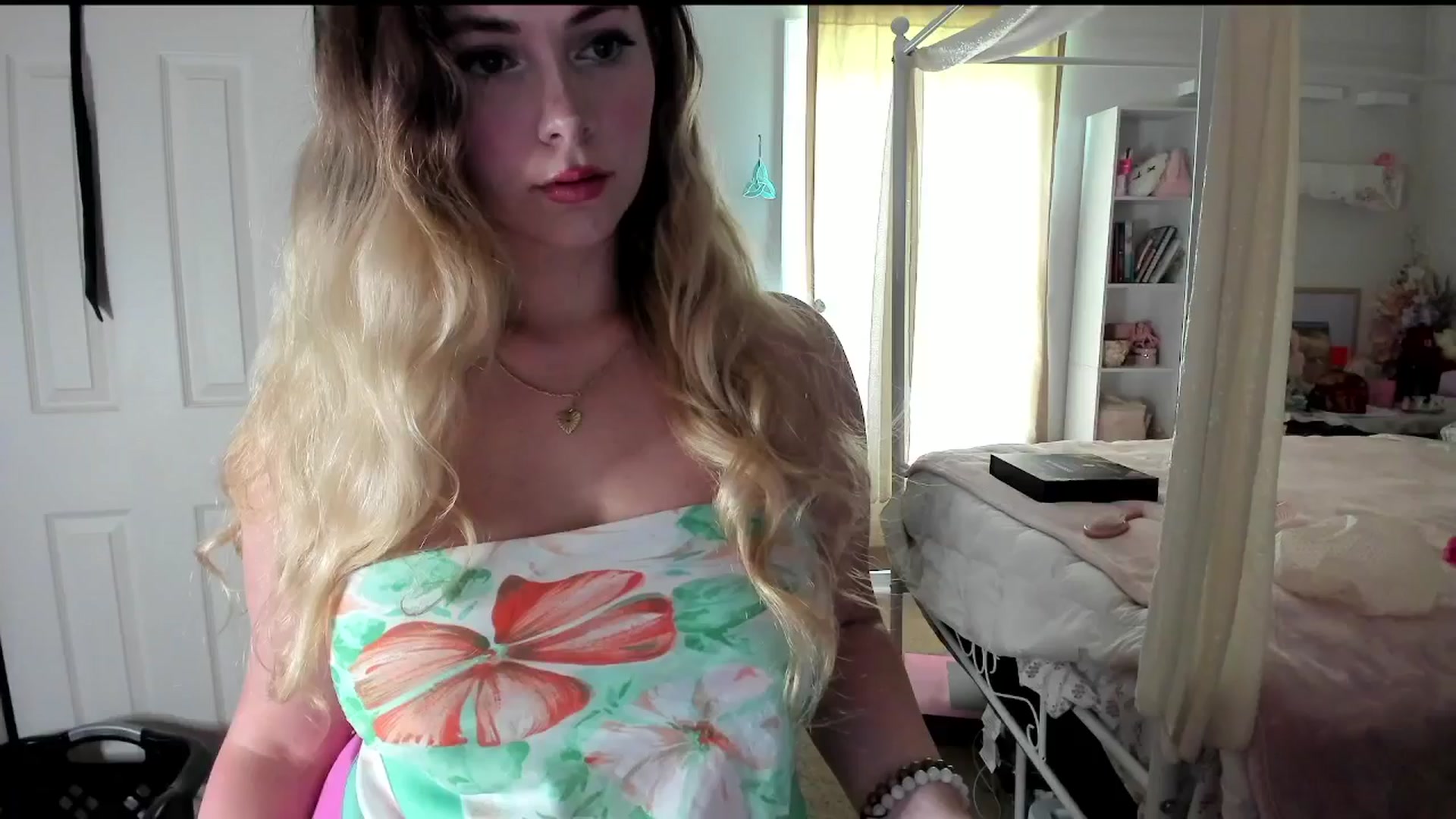 Gallery image thumbnail from lolypopbubble's myfreecams stream on, 08/07/2025, 18:41 image 5 of 20