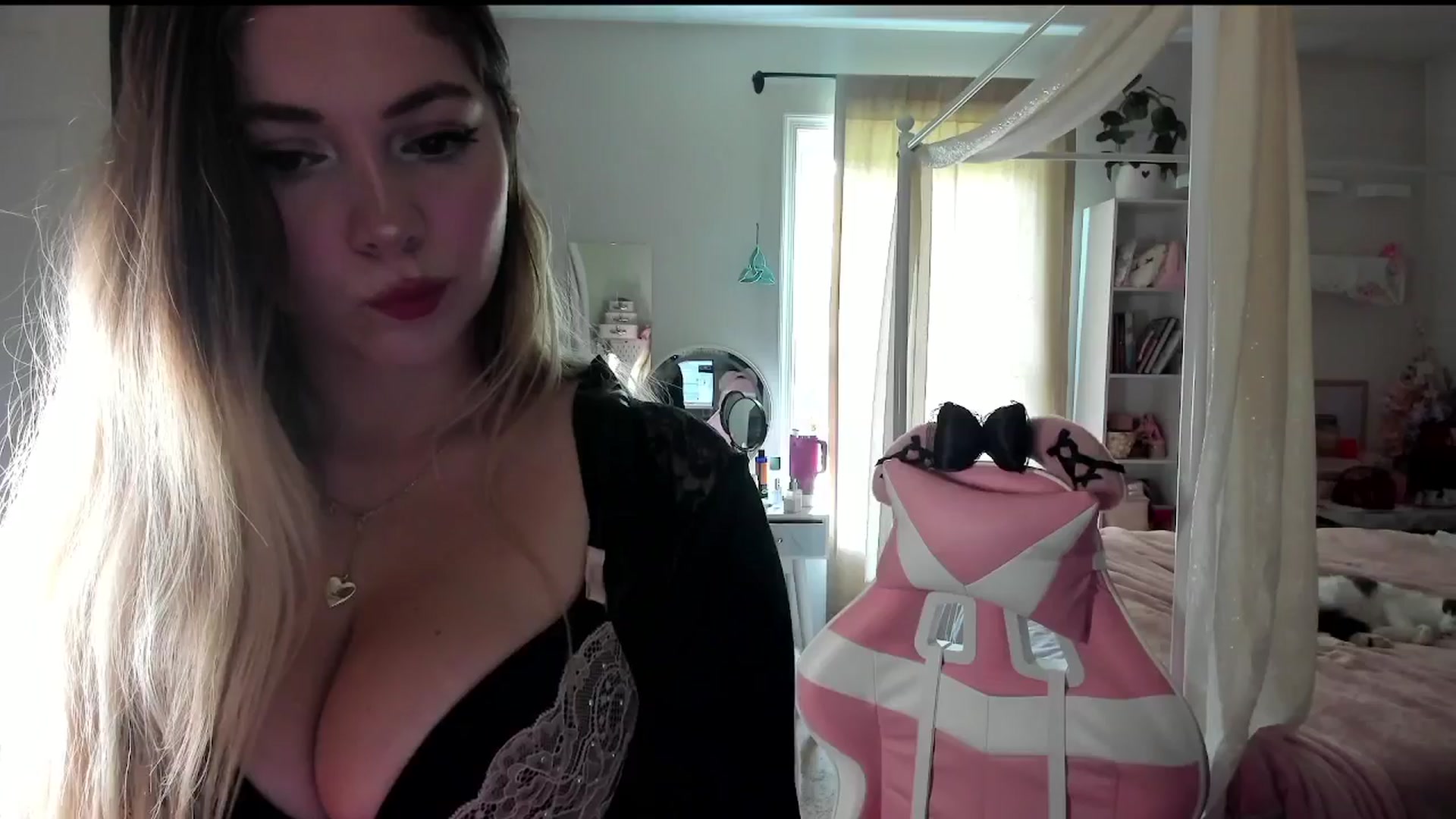 Gallery image thumbnail from lolypopbubble's myfreecams stream on, 08/14/2025, 19:51 image 3 of 20