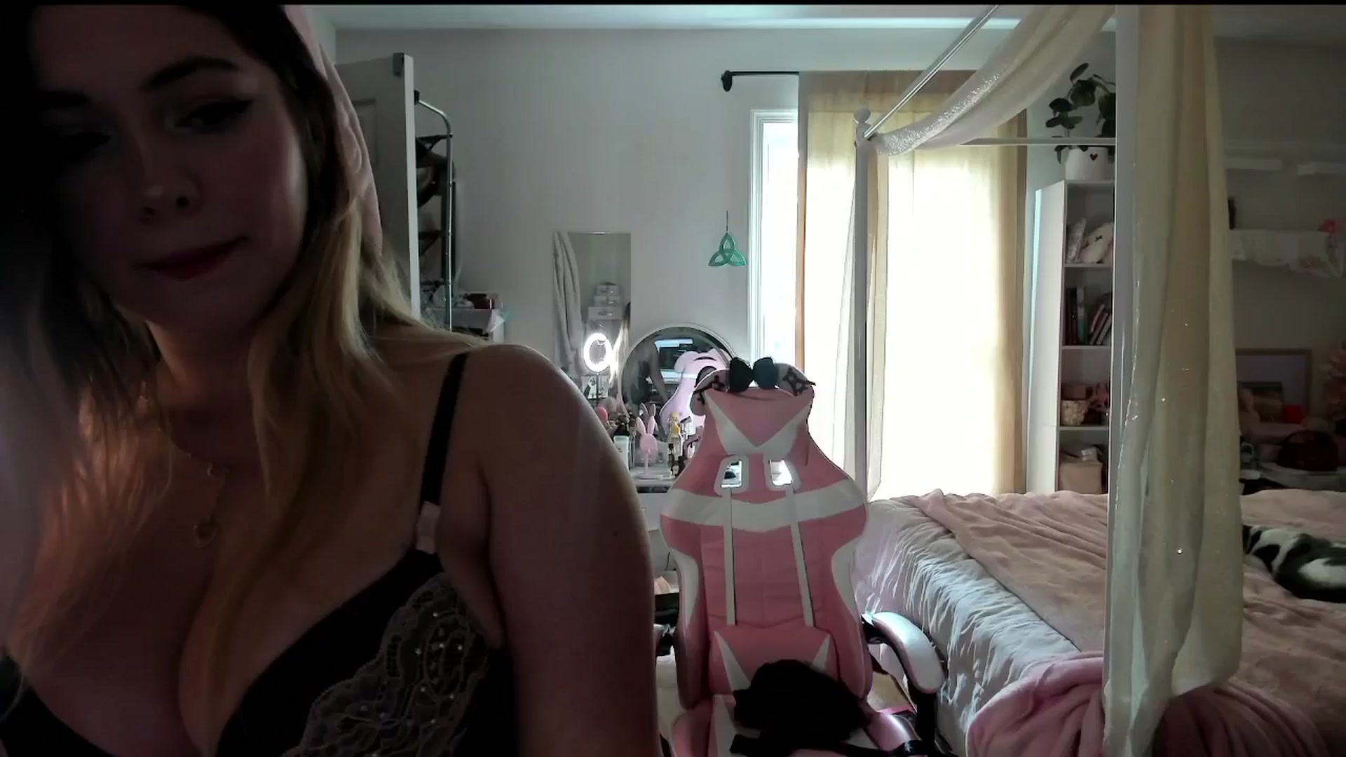 Gallery image thumbnail from lolypopbubble's myfreecams stream on, 08/14/2025, 20:36 image 3 of 20