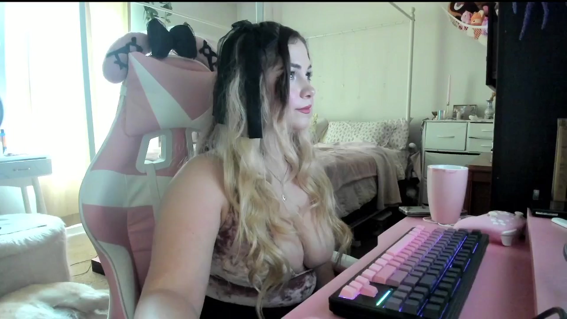 Gallery image thumbnail from lolypopbubble's myfreecams stream on, 08/20/2025, 18:58 image 19 of 20