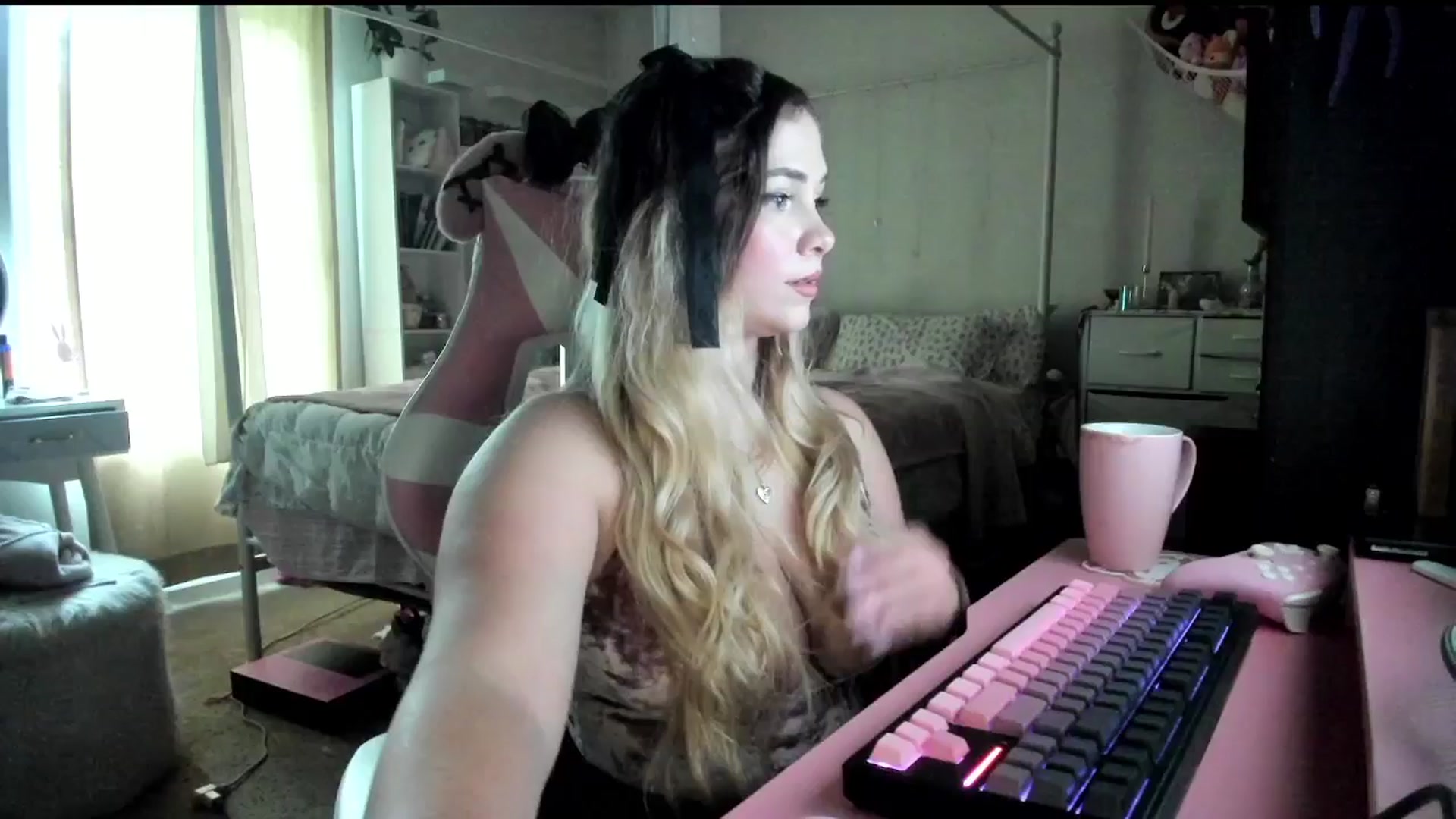 Gallery image thumbnail from lolypopbubble's myfreecams stream on, 08/20/2025, 20:44 image 19 of 20