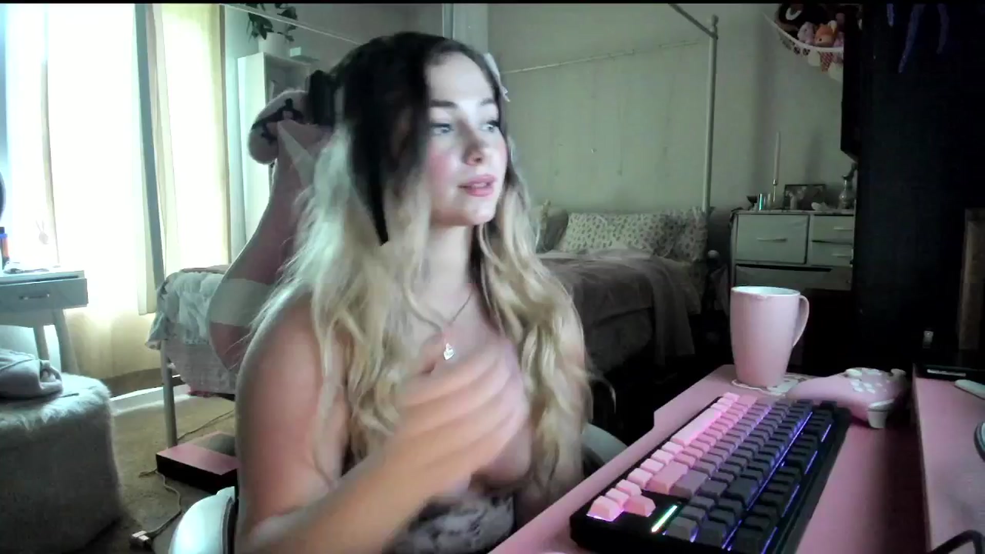 Gallery image thumbnail from lolypopbubble's myfreecams stream on, 08/20/2025, 20:44 image 10 of 20