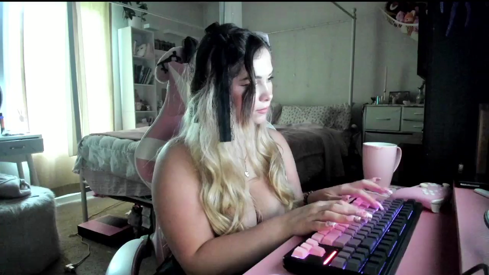 Gallery image thumbnail from lolypopbubble's myfreecams stream on, 08/20/2025, 20:44 image 18 of 20