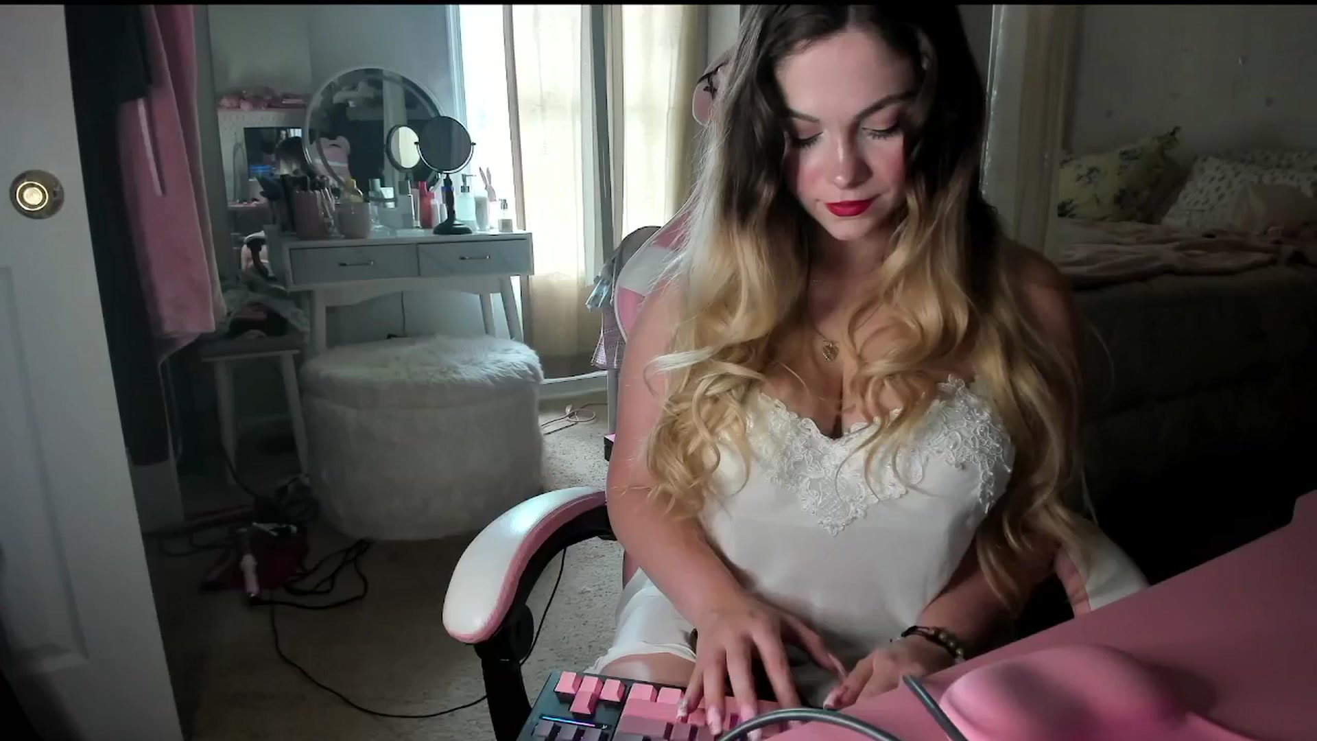 Gallery image thumbnail from lolypopbubble's myfreecams stream on, 08/25/2025, 17:55 image 1 of 20