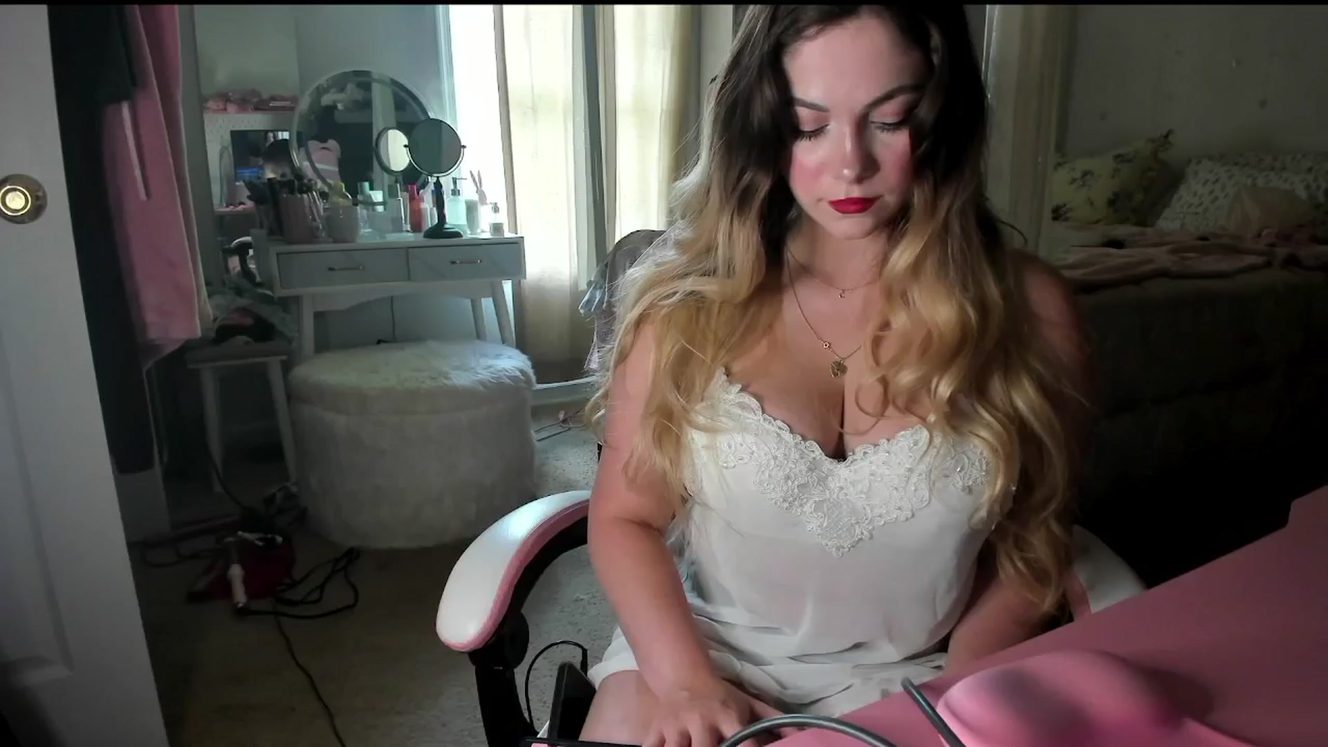 Gallery image thumbnail from lolypopbubble's myfreecams stream on, 08/25/2025, 17:55 image 10 of 20