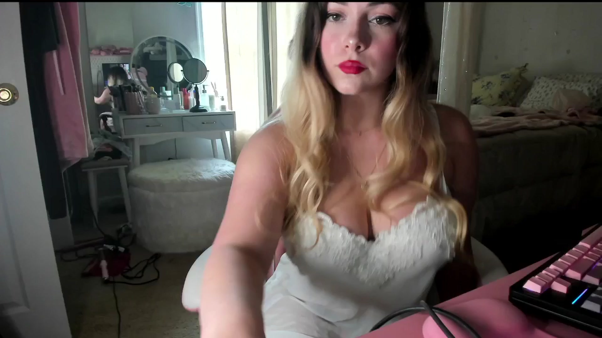 Gallery image thumbnail from lolypopbubble's myfreecams stream on, 08/25/2025, 19:59 image 1 of 20