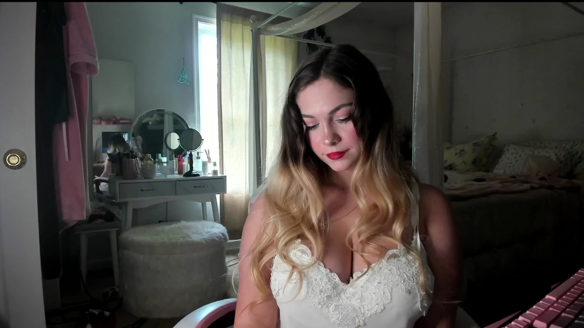 Gallery image thumbnail from lolypopbubble's myfreecams stream on, 08/25/2025, 19:59 image 4 of 20