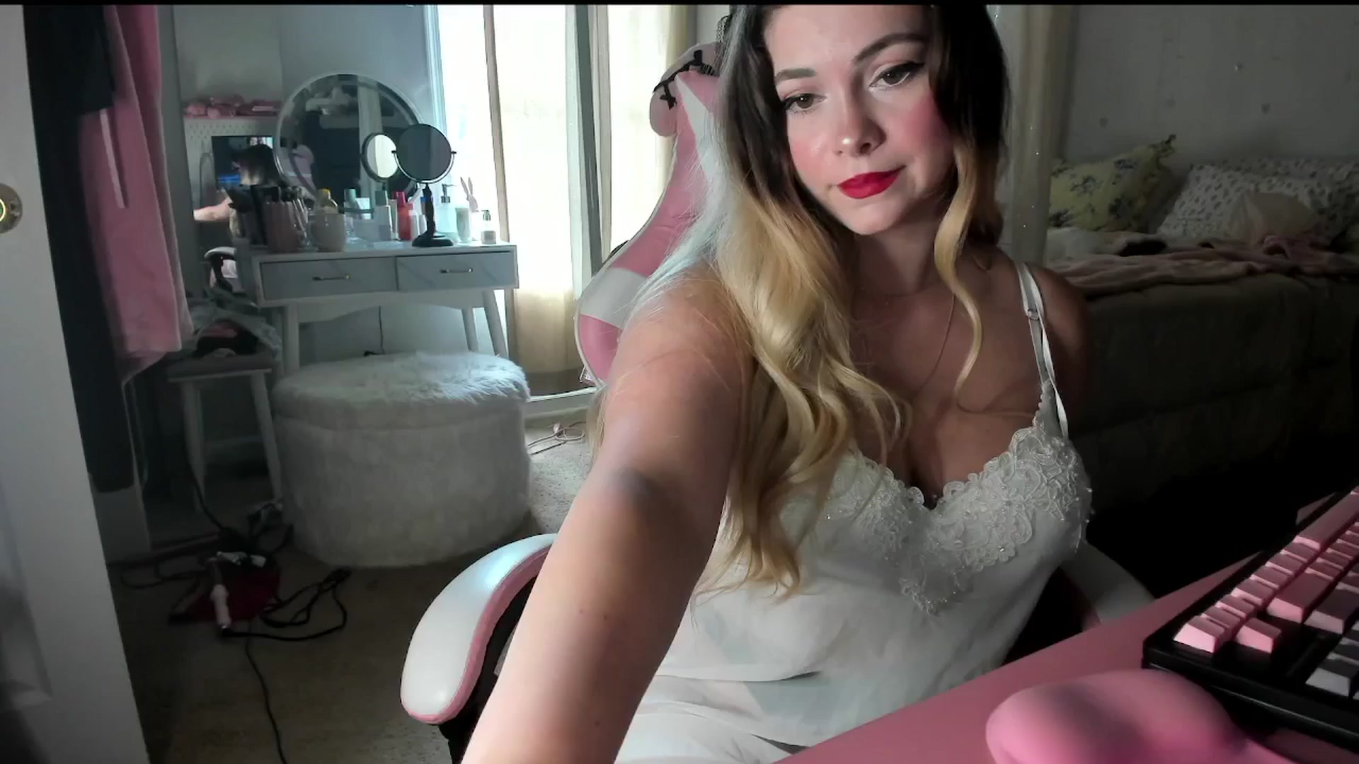 Gallery image thumbnail from lolypopbubble's myfreecams stream on, 08/25/2025, 19:59 image 11 of 20