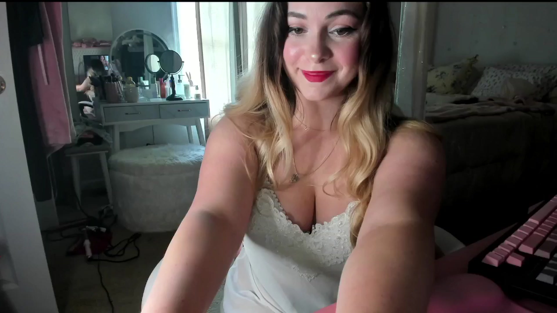 Gallery image thumbnail from lolypopbubble's myfreecams stream on, 08/25/2025, 19:59 image 12 of 20