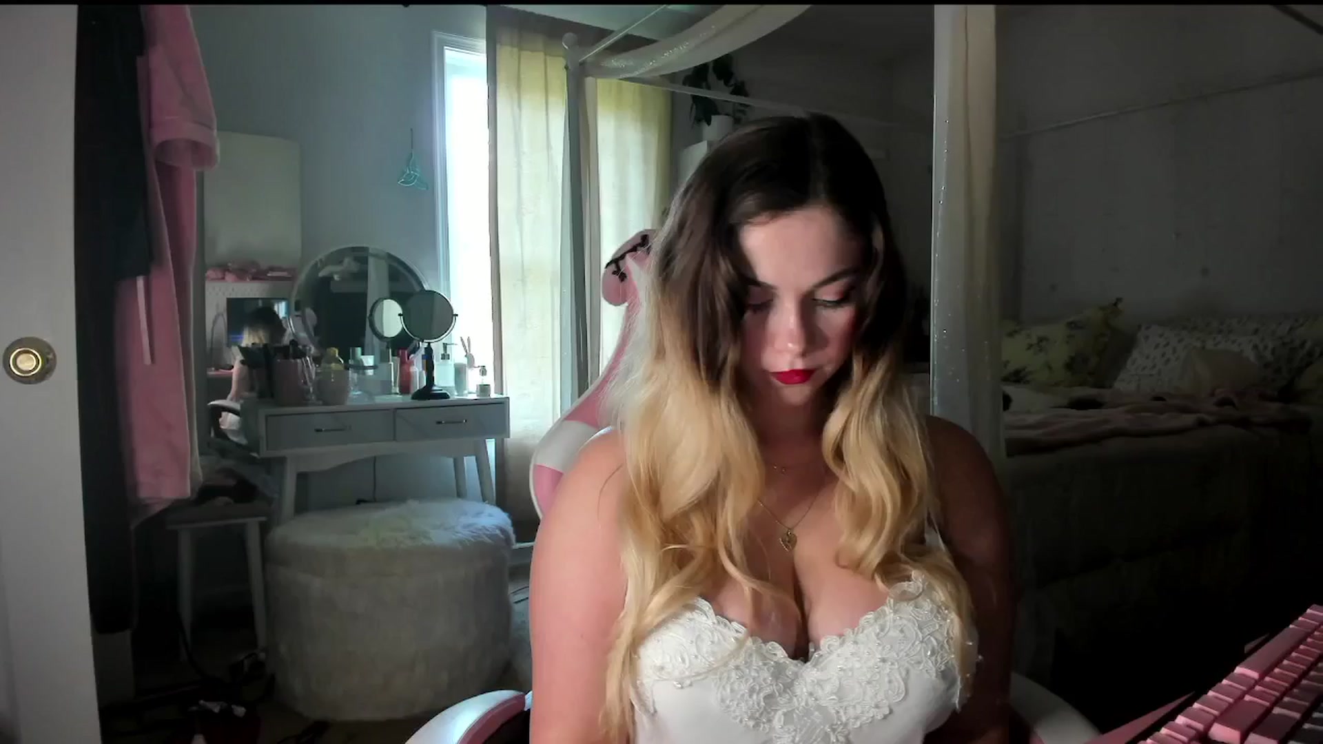 Gallery image thumbnail from lolypopbubble's myfreecams stream on, 08/25/2025, 19:59 image 6 of 20