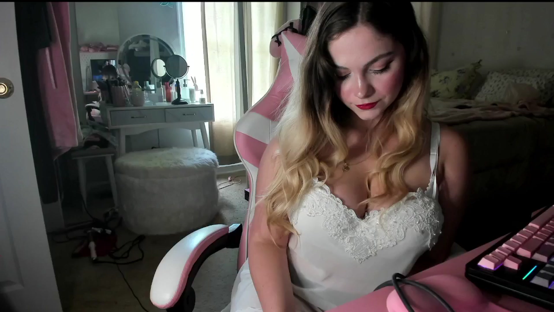 Gallery image thumbnail from lolypopbubble's myfreecams stream on, 08/25/2025, 19:59 image 2 of 20