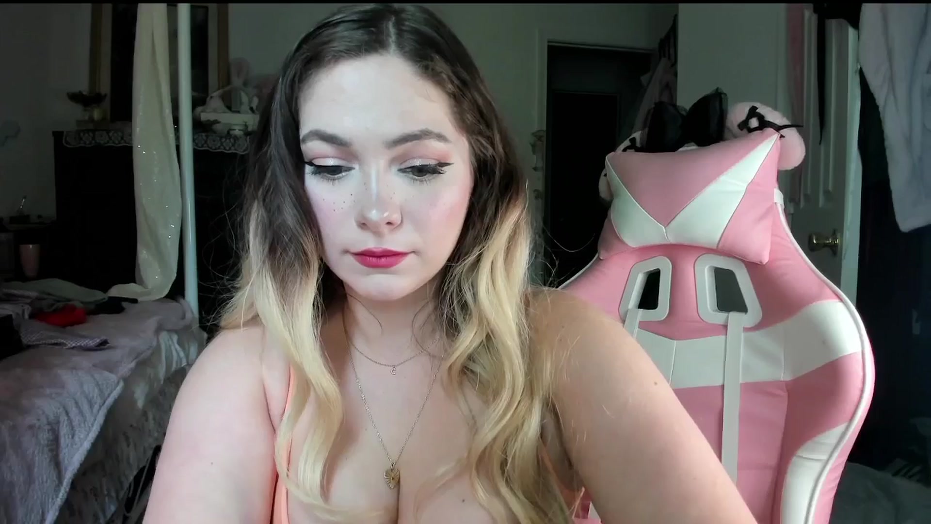 Gallery image thumbnail from lolypopbubble's myfreecams stream on, 08/26/2025, 19:34 image 10 of 20