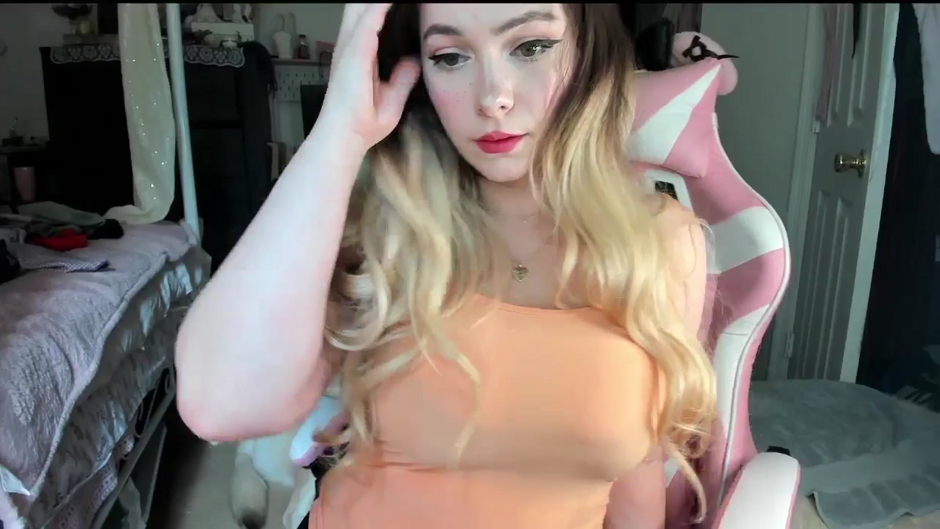 Gallery image thumbnail from lolypopbubble's myfreecams stream on, 08/26/2025, 19:34 image 18 of 20