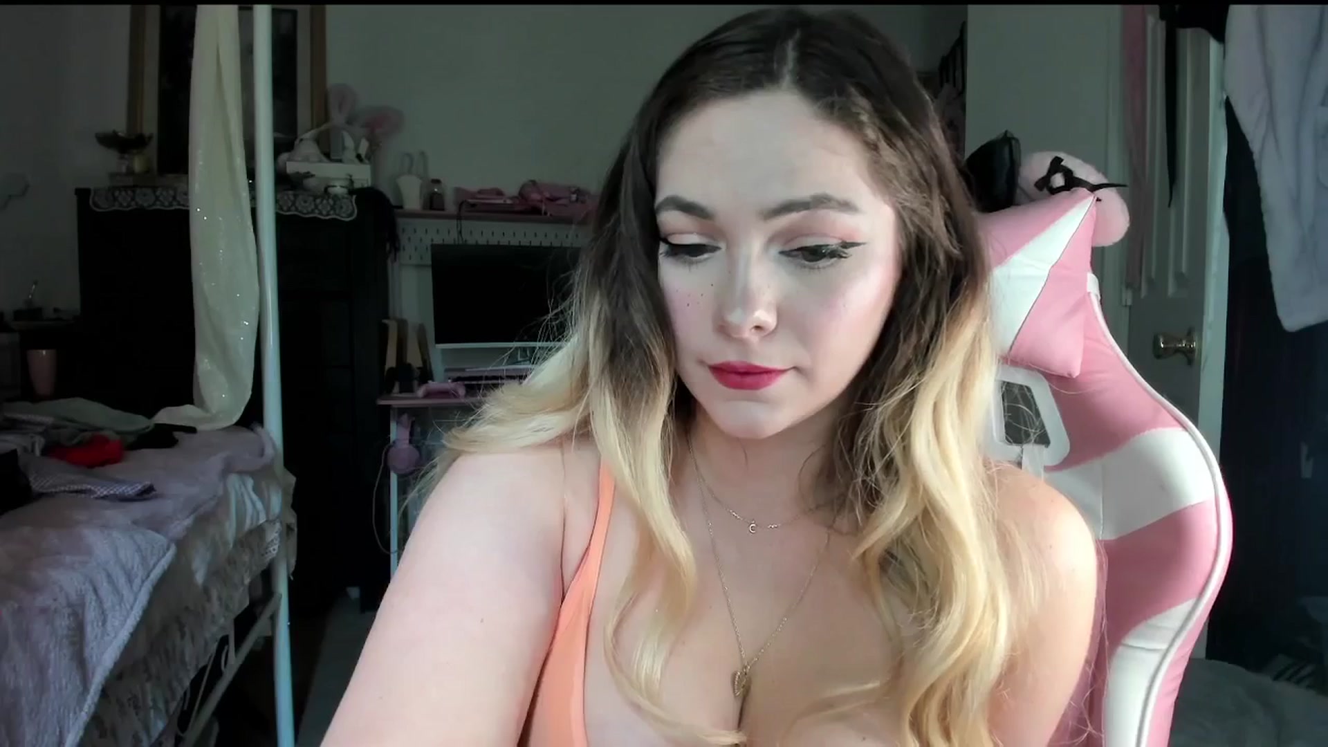 Gallery image thumbnail from lolypopbubble's myfreecams stream on, 08/26/2025, 19:34 image 11 of 20
