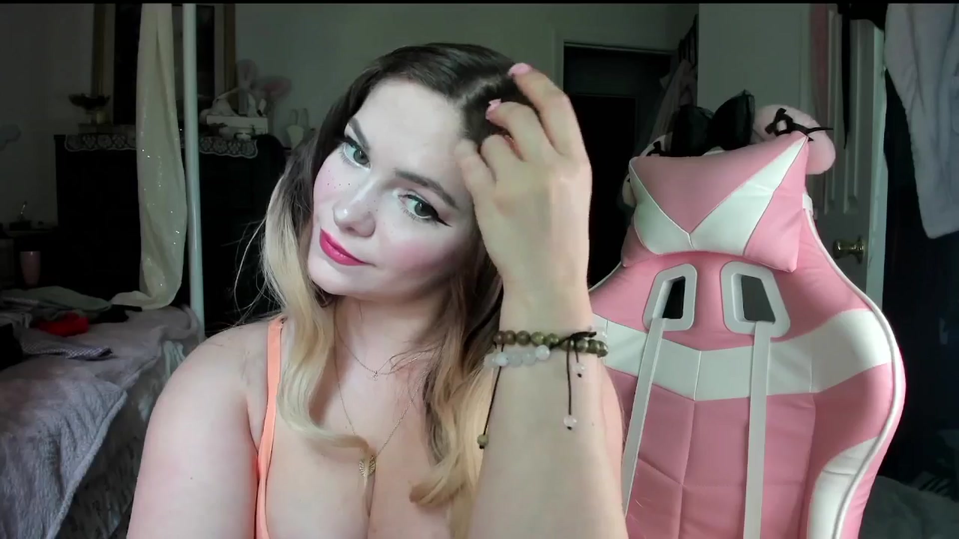 Gallery image thumbnail from lolypopbubble's myfreecams stream on, 08/26/2025, 19:34 image 9 of 20