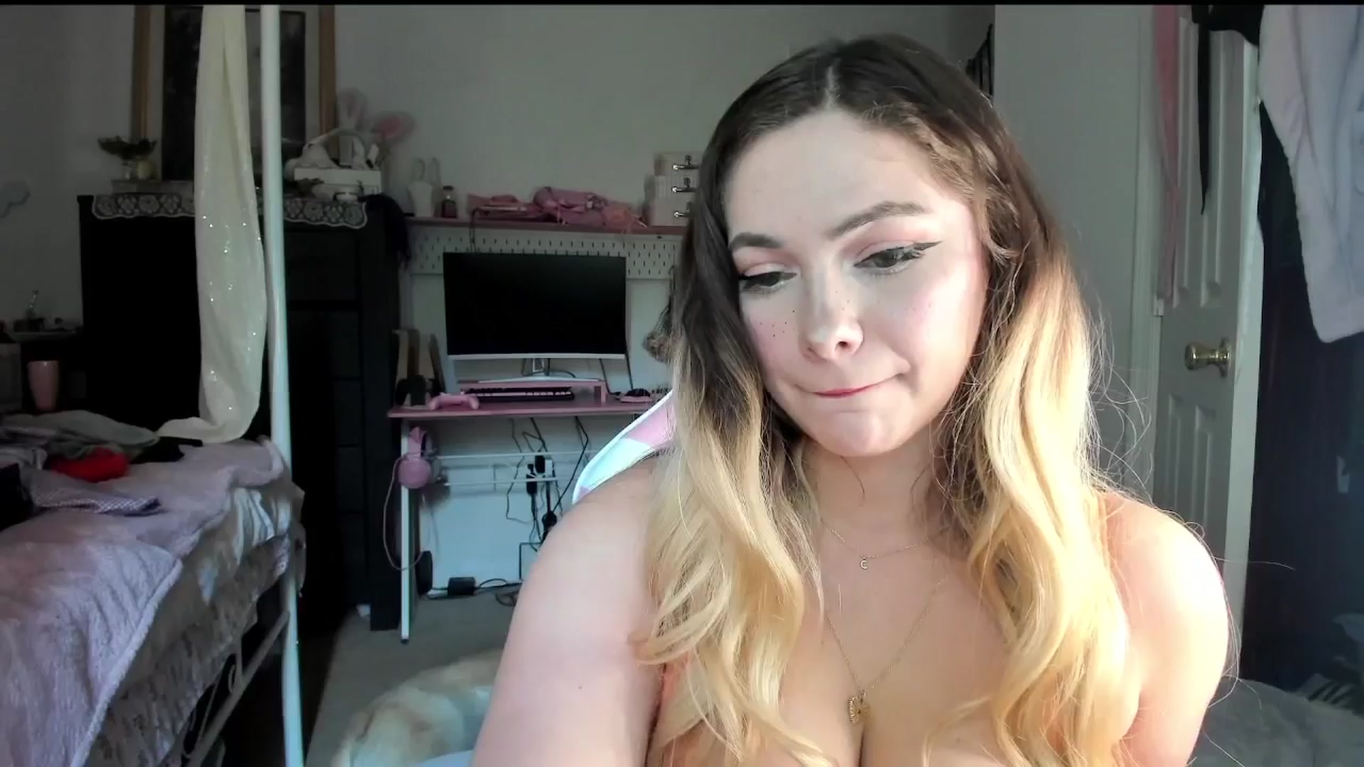 Gallery image thumbnail from lolypopbubble's myfreecams stream on, 08/26/2025, 19:34 image 12 of 20