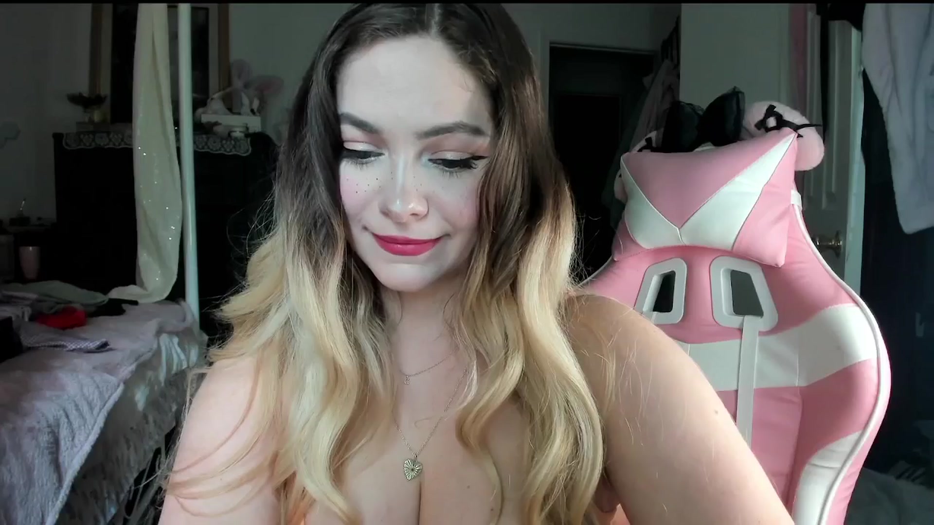 Gallery image thumbnail from lolypopbubble's myfreecams stream on, 08/26/2025, 19:34 image 8 of 20