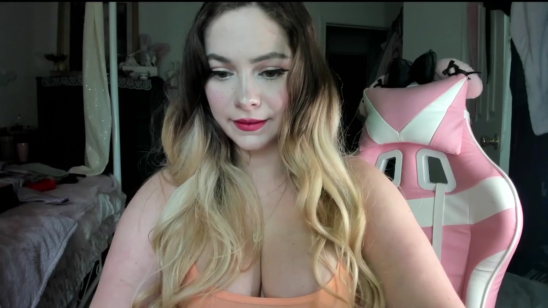 Gallery image thumbnail from lolypopbubble's myfreecams stream on, 08/26/2025, 19:34 image 6 of 20