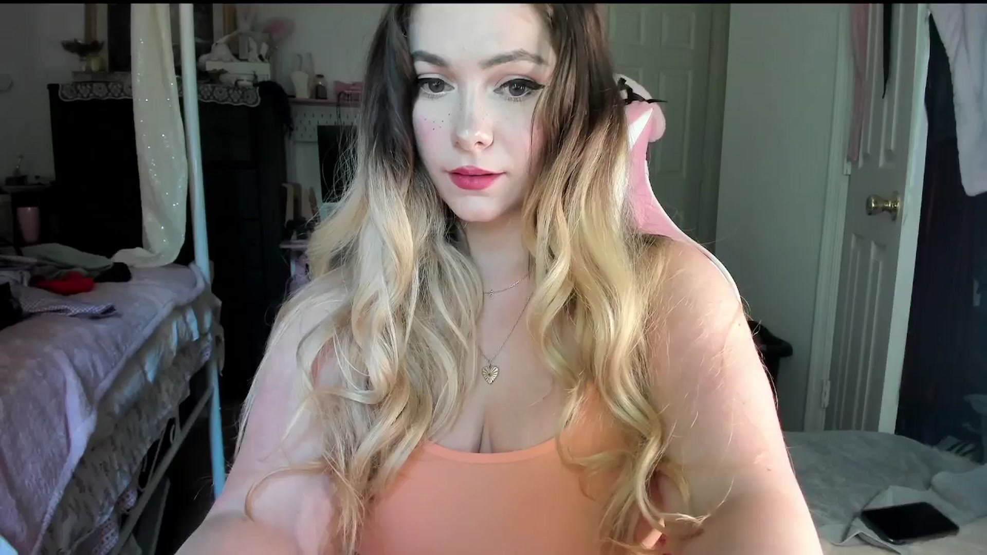 Gallery image thumbnail from lolypopbubble's myfreecams stream on, 08/26/2025, 21:03 image 4 of 20