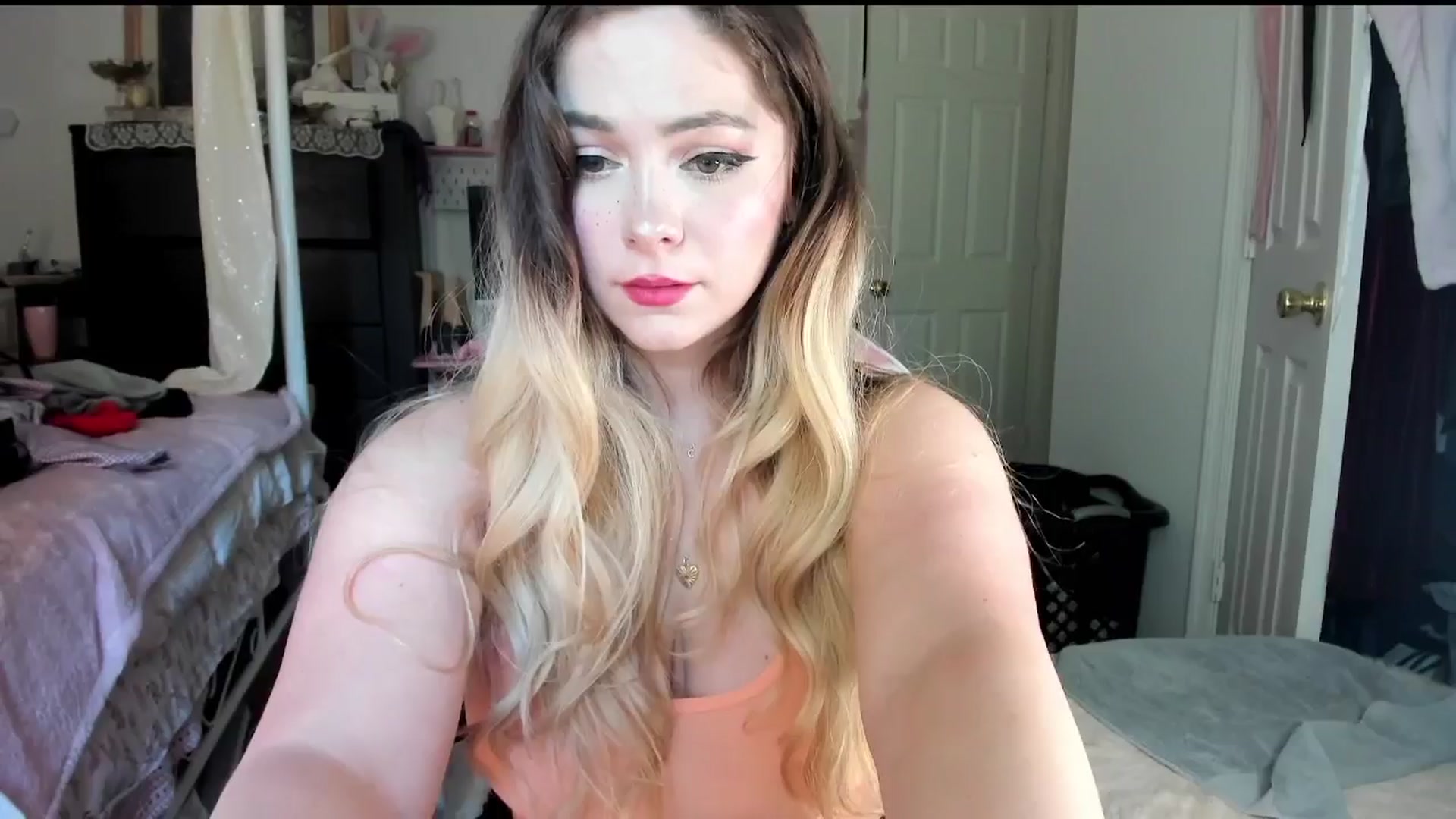 Gallery image thumbnail from lolypopbubble's myfreecams stream on, 08/26/2025, 21:03 image 5 of 20