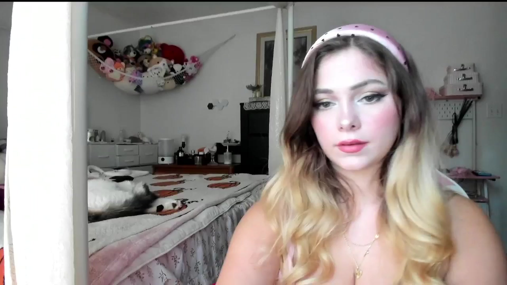 Gallery image thumbnail from lolypopbubble's myfreecams stream on, 09/10/2025, 19:37 image 12 of 20