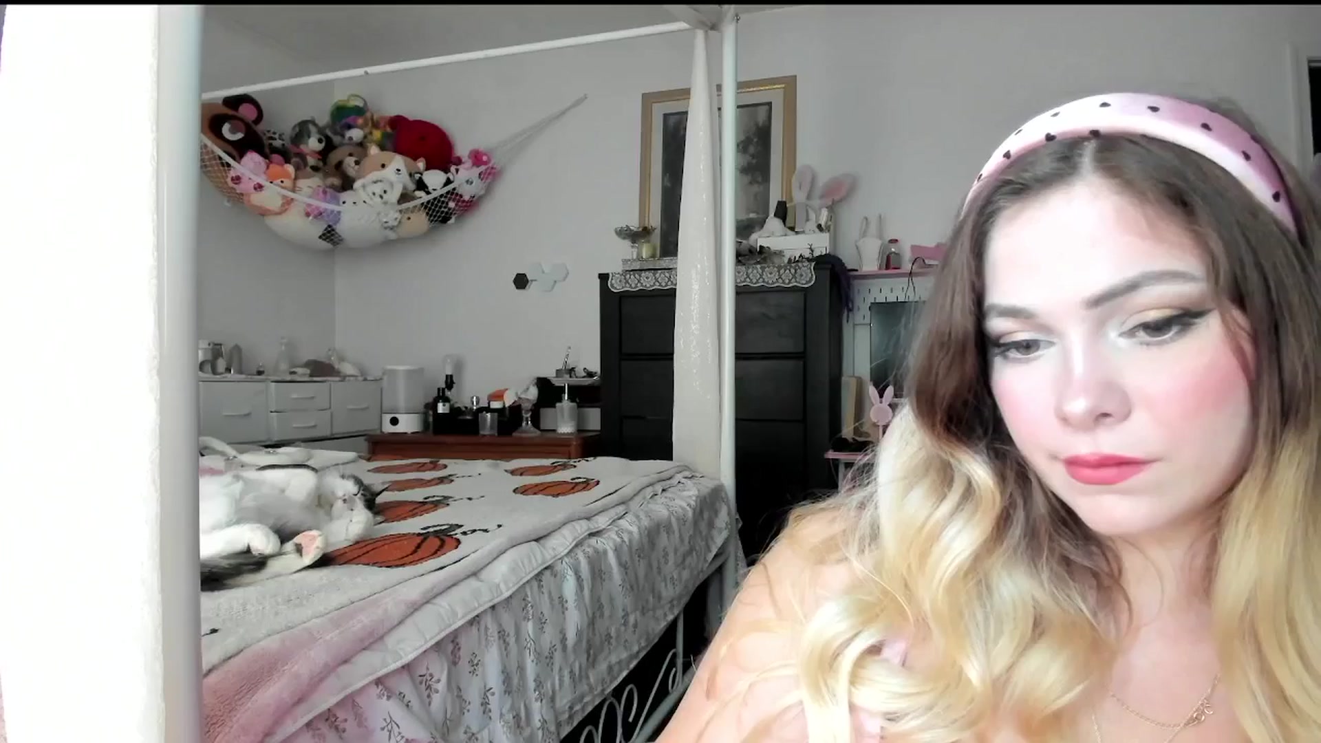 Gallery image thumbnail from lolypopbubble's myfreecams stream on, 09/10/2025, 19:37 image 17 of 20