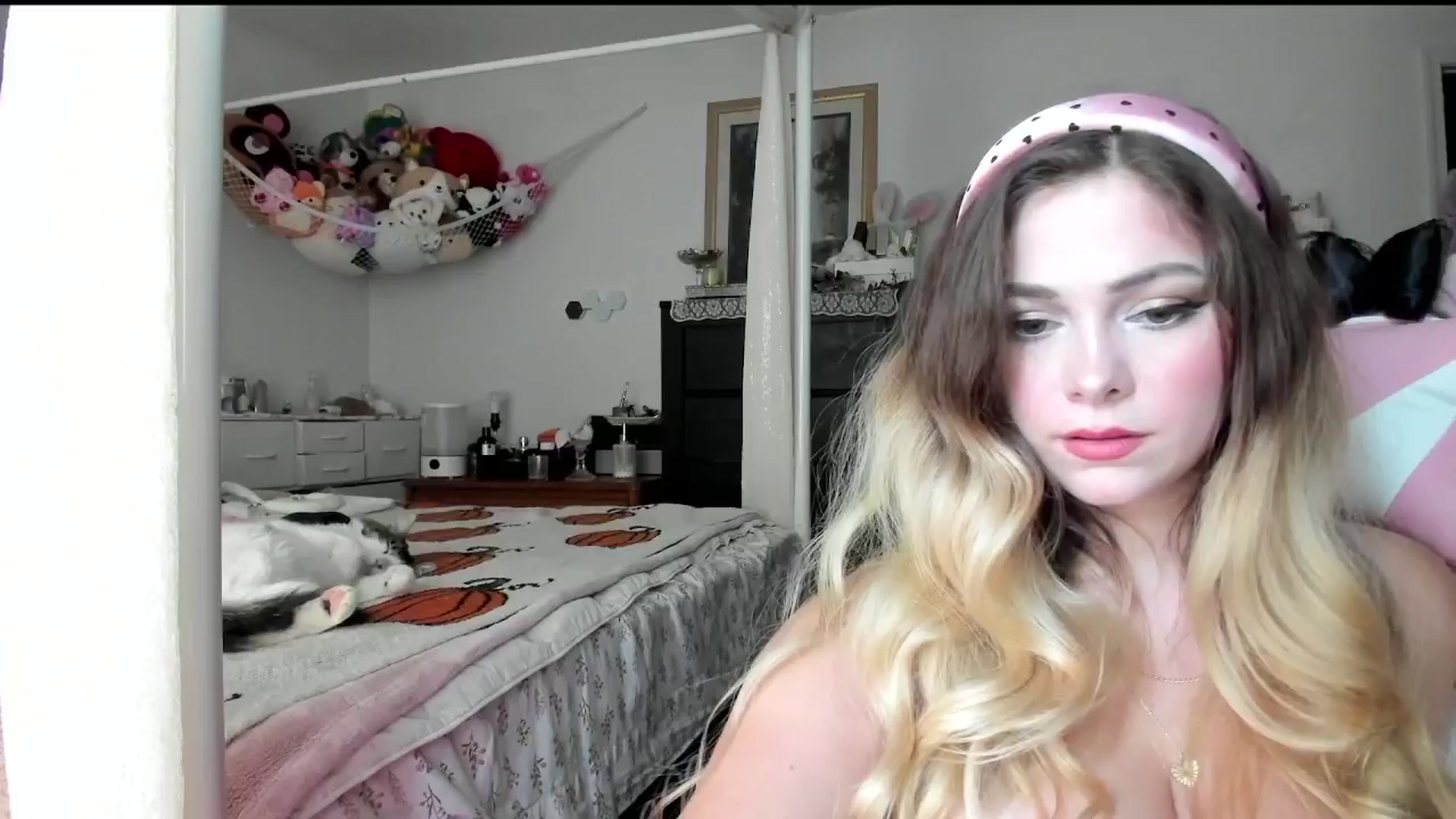 Gallery image thumbnail from lolypopbubble's myfreecams stream on, 09/10/2025, 19:37 image 20 of 20
