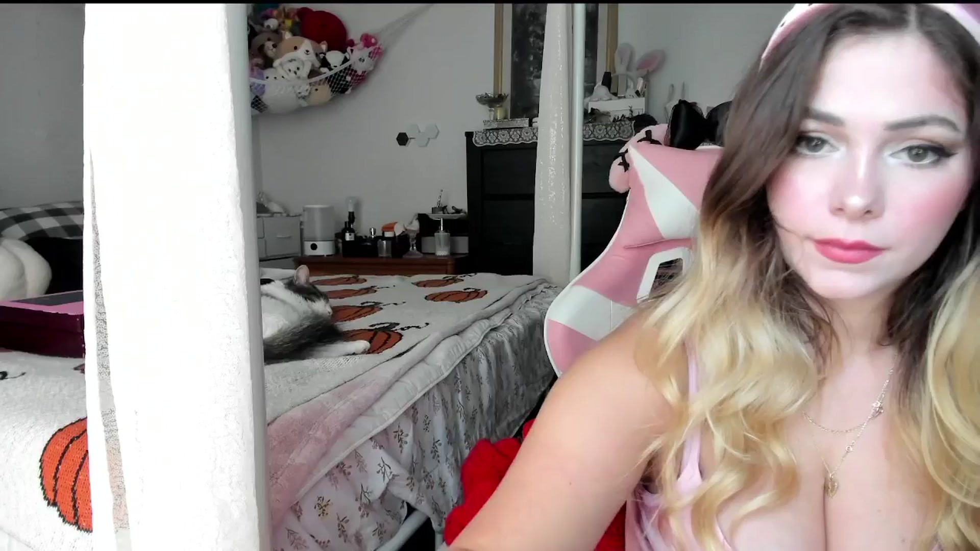 Gallery image thumbnail from lolypopbubble's myfreecams stream on, 09/10/2025, 19:37 image 4 of 20