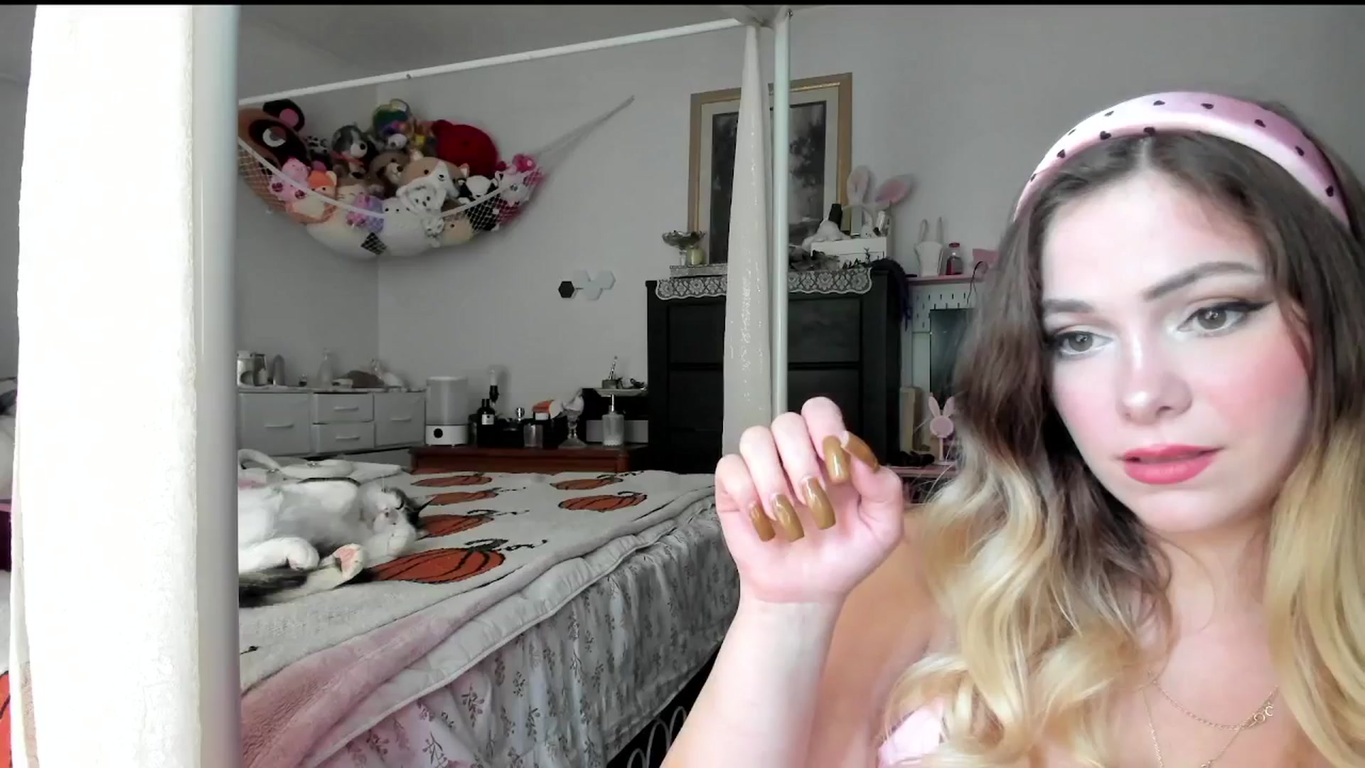 Gallery image thumbnail from lolypopbubble's myfreecams stream on, 09/10/2025, 19:37 image 16 of 20