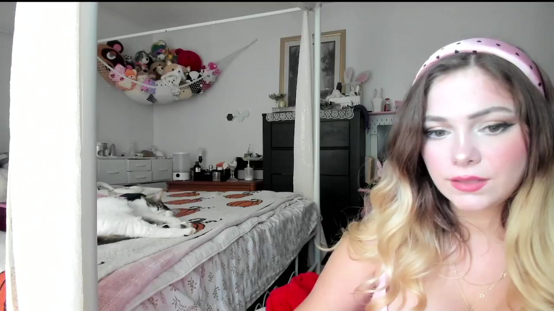 Gallery image thumbnail from lolypopbubble's myfreecams stream on, 09/10/2025, 19:37 image 15 of 20