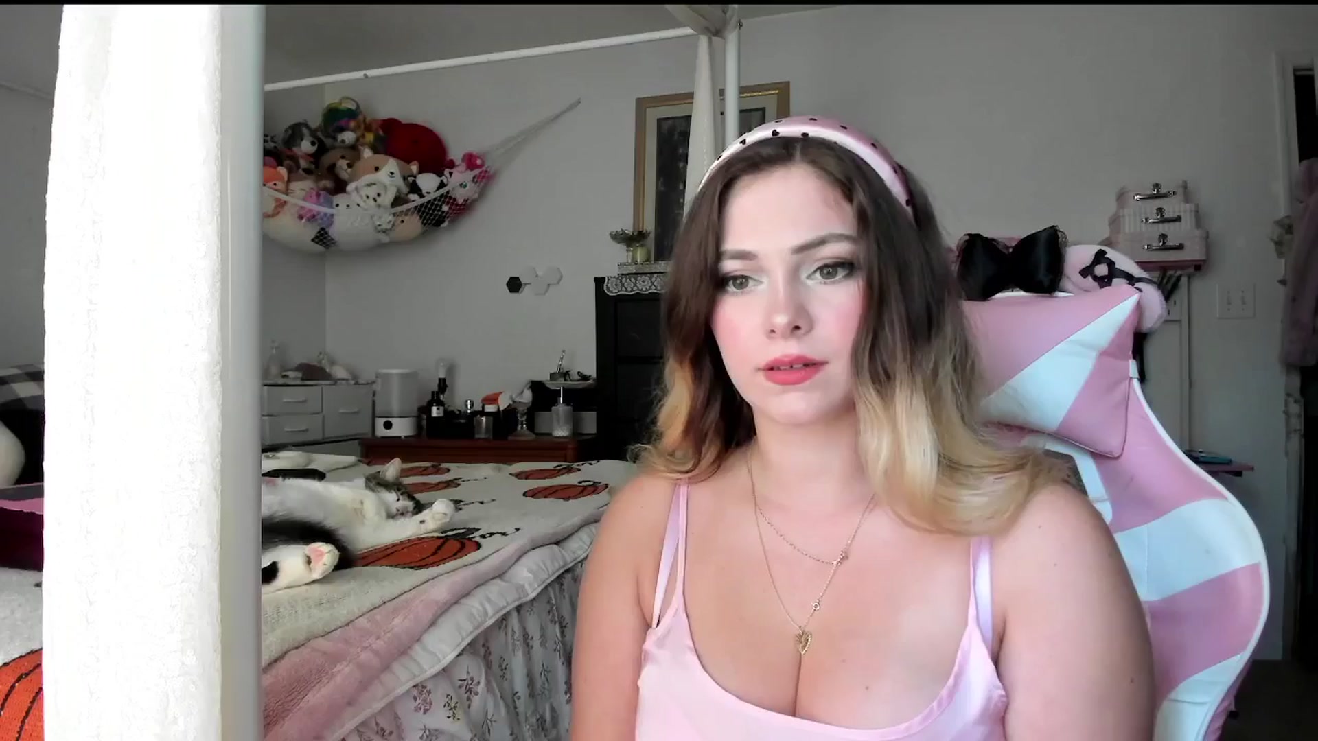 Gallery image thumbnail from lolypopbubble's myfreecams stream on, 09/10/2025, 20:14 image 17 of 20
