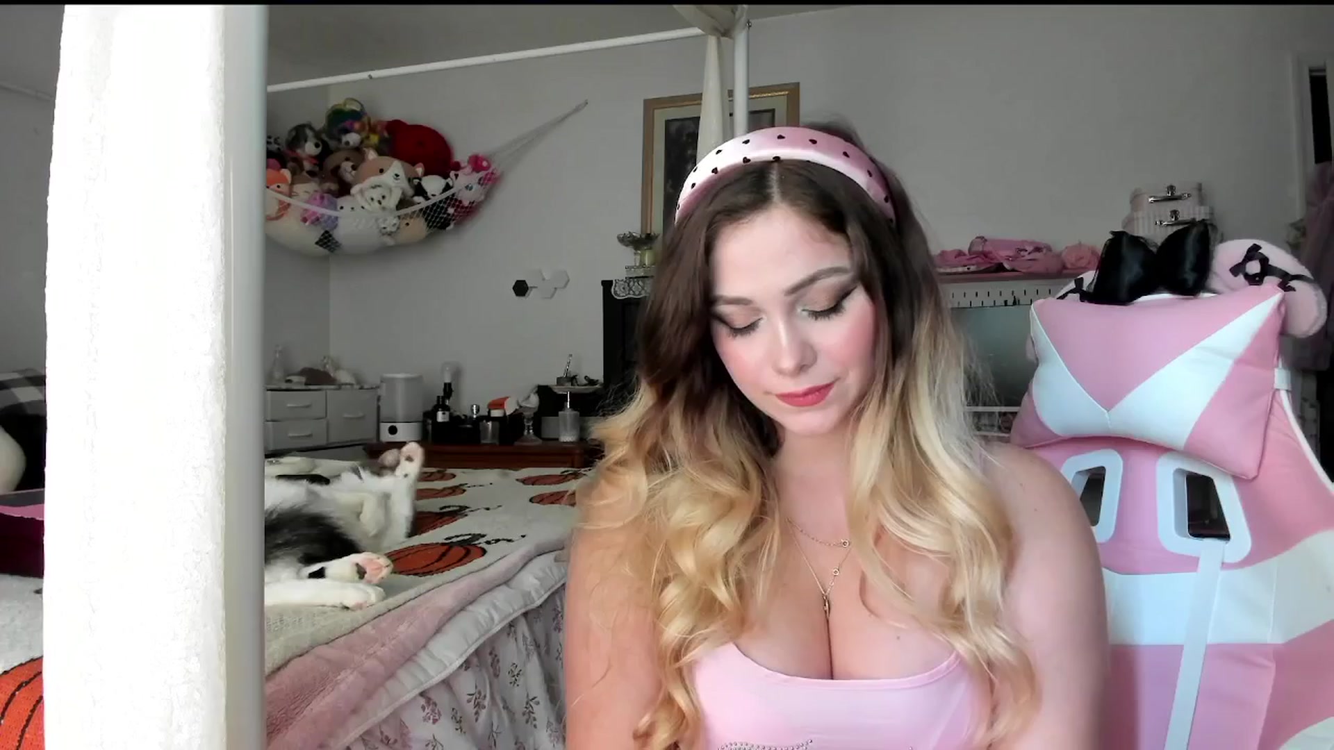 Gallery image thumbnail from lolypopbubble's myfreecams stream on, 09/10/2025, 20:14 image 19 of 20