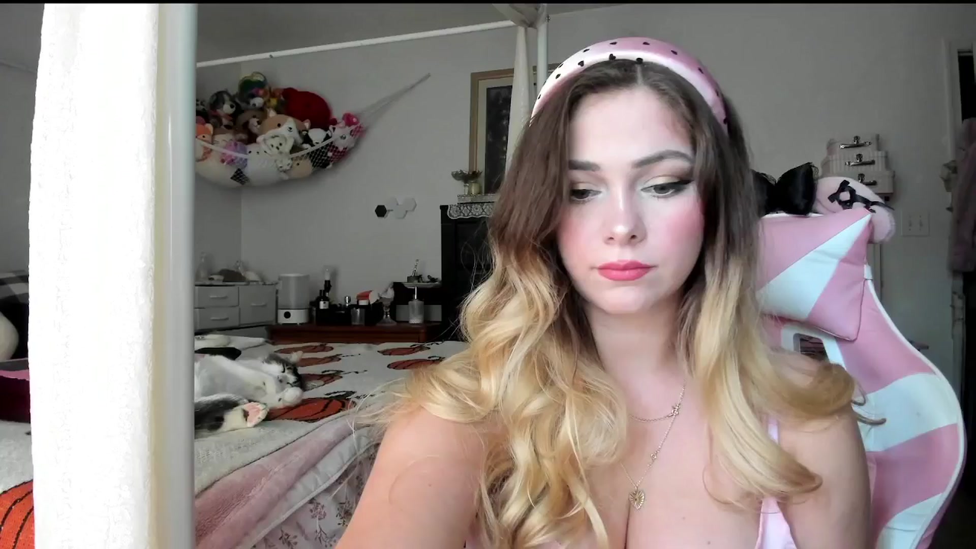 Gallery image thumbnail from lolypopbubble's myfreecams stream on, 09/10/2025, 20:14 image 11 of 20