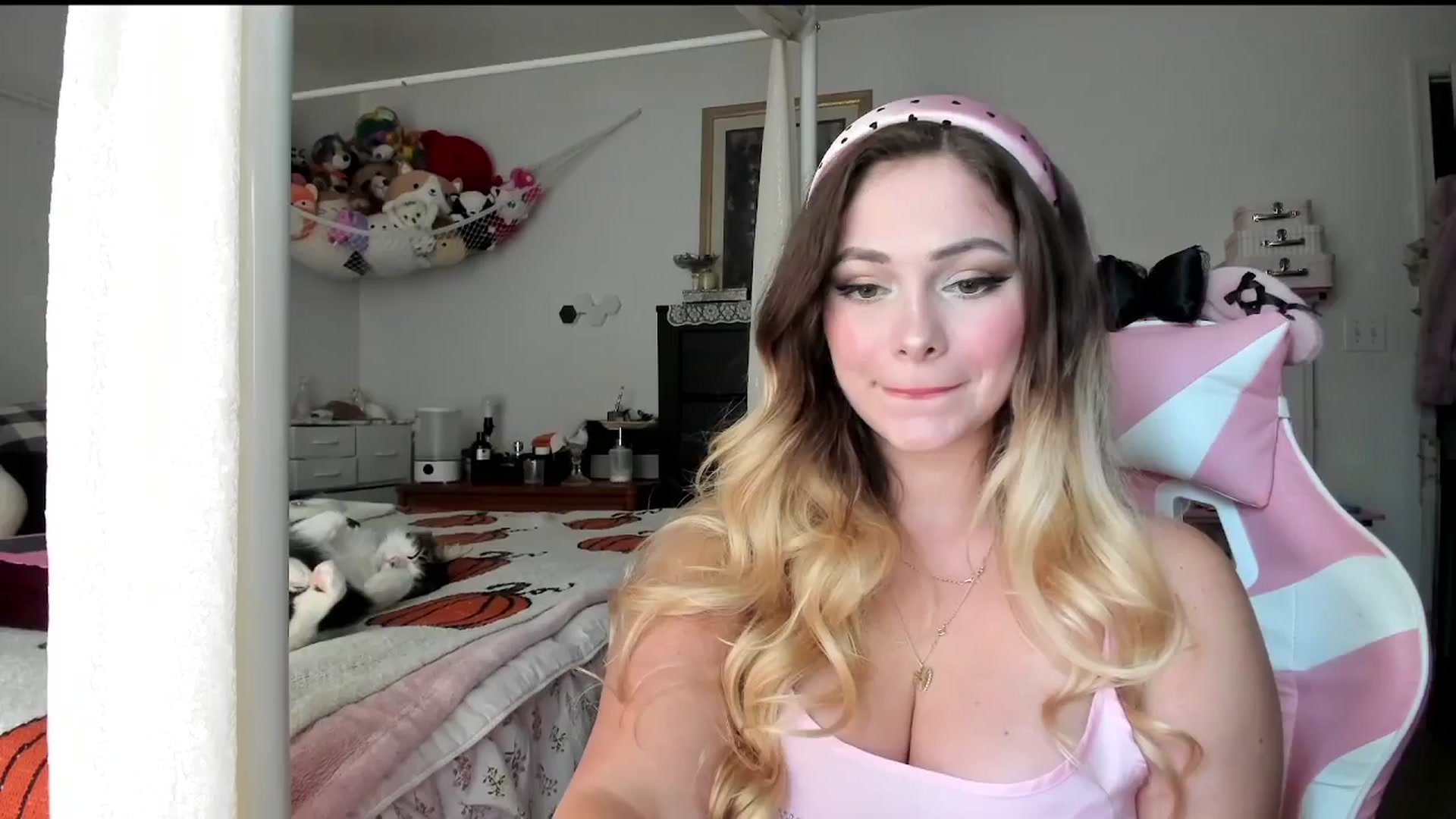 Gallery image thumbnail from lolypopbubble's myfreecams stream on, 09/10/2025, 20:14 image 14 of 20