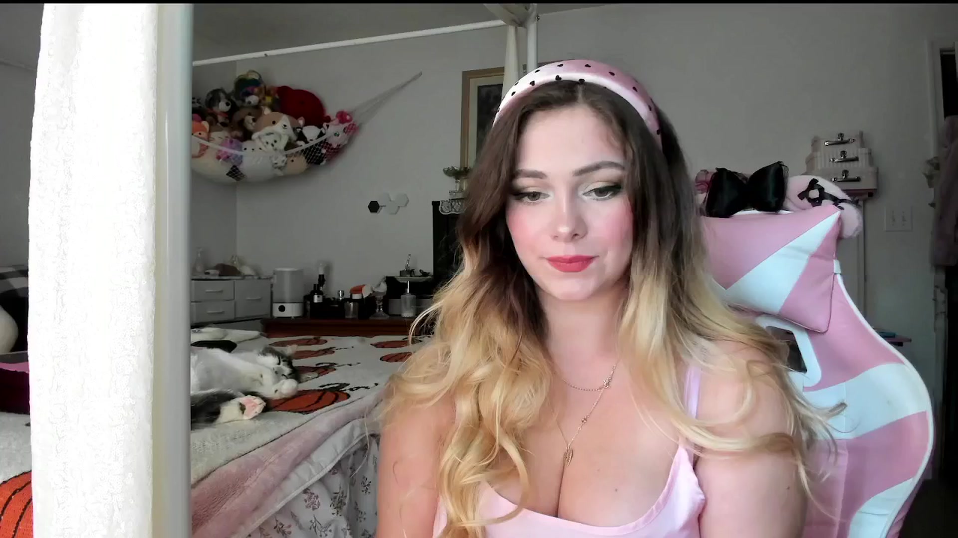 Gallery image thumbnail from lolypopbubble's myfreecams stream on, 09/10/2025, 20:14 image 12 of 20