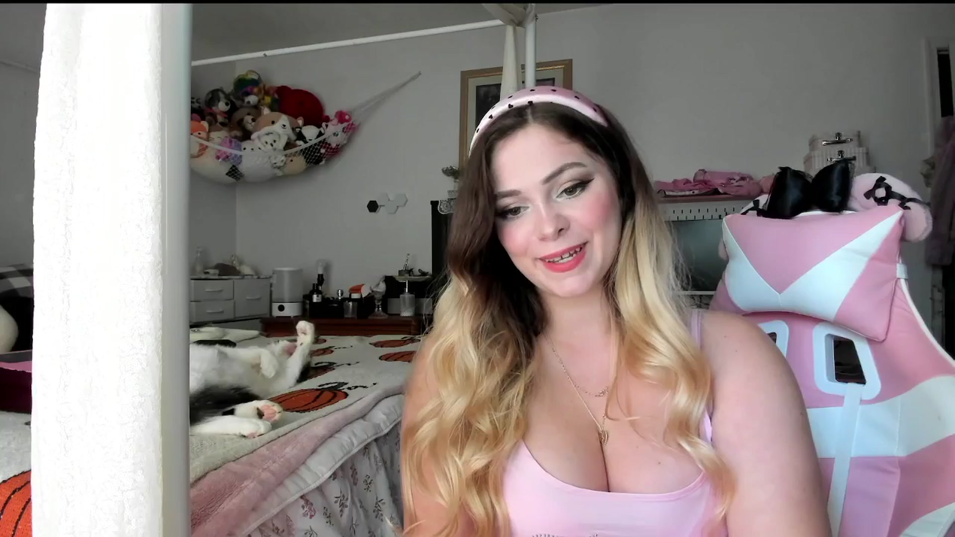Gallery image thumbnail from lolypopbubble's myfreecams stream on, 09/10/2025, 20:14 image 20 of 20