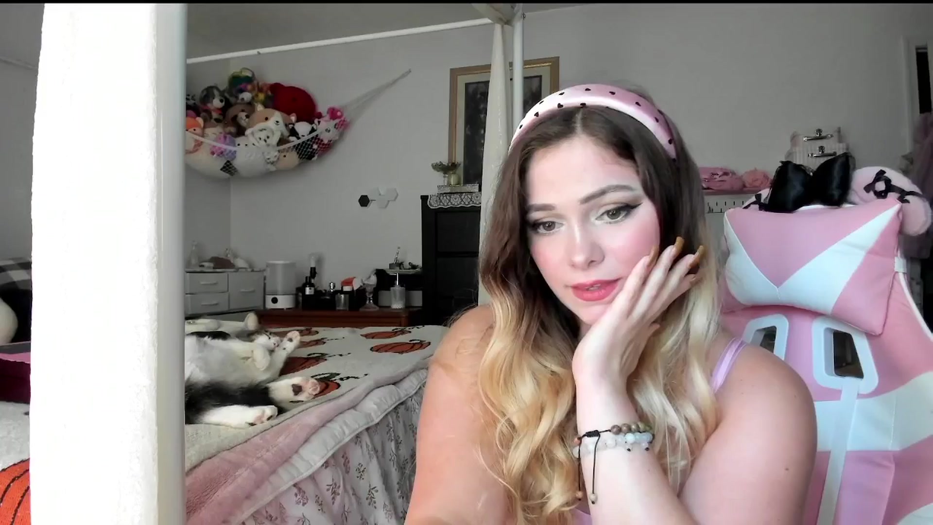 Gallery image thumbnail from lolypopbubble's myfreecams stream on, 09/10/2025, 20:14 image 18 of 20