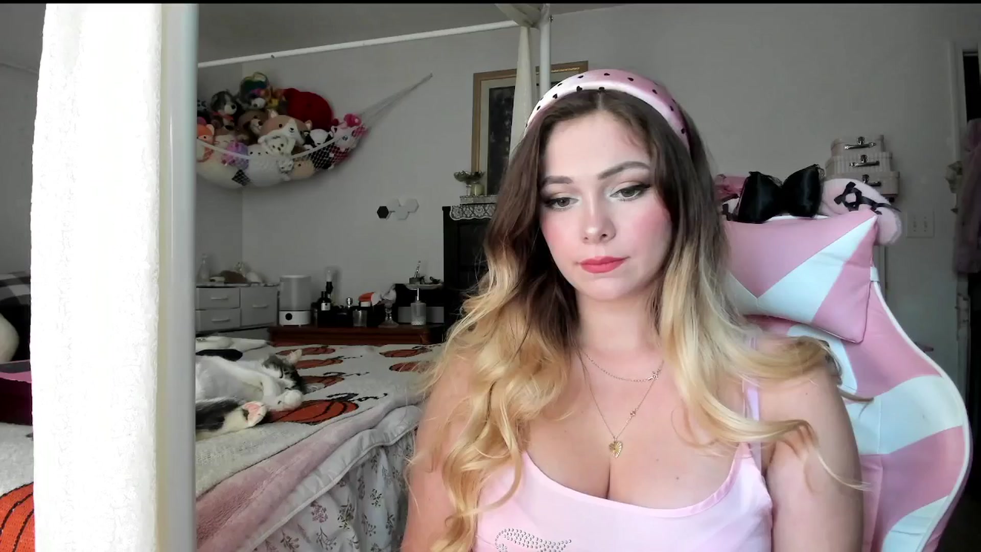 Gallery image thumbnail from lolypopbubble's myfreecams stream on, 09/10/2025, 20:14 image 10 of 20